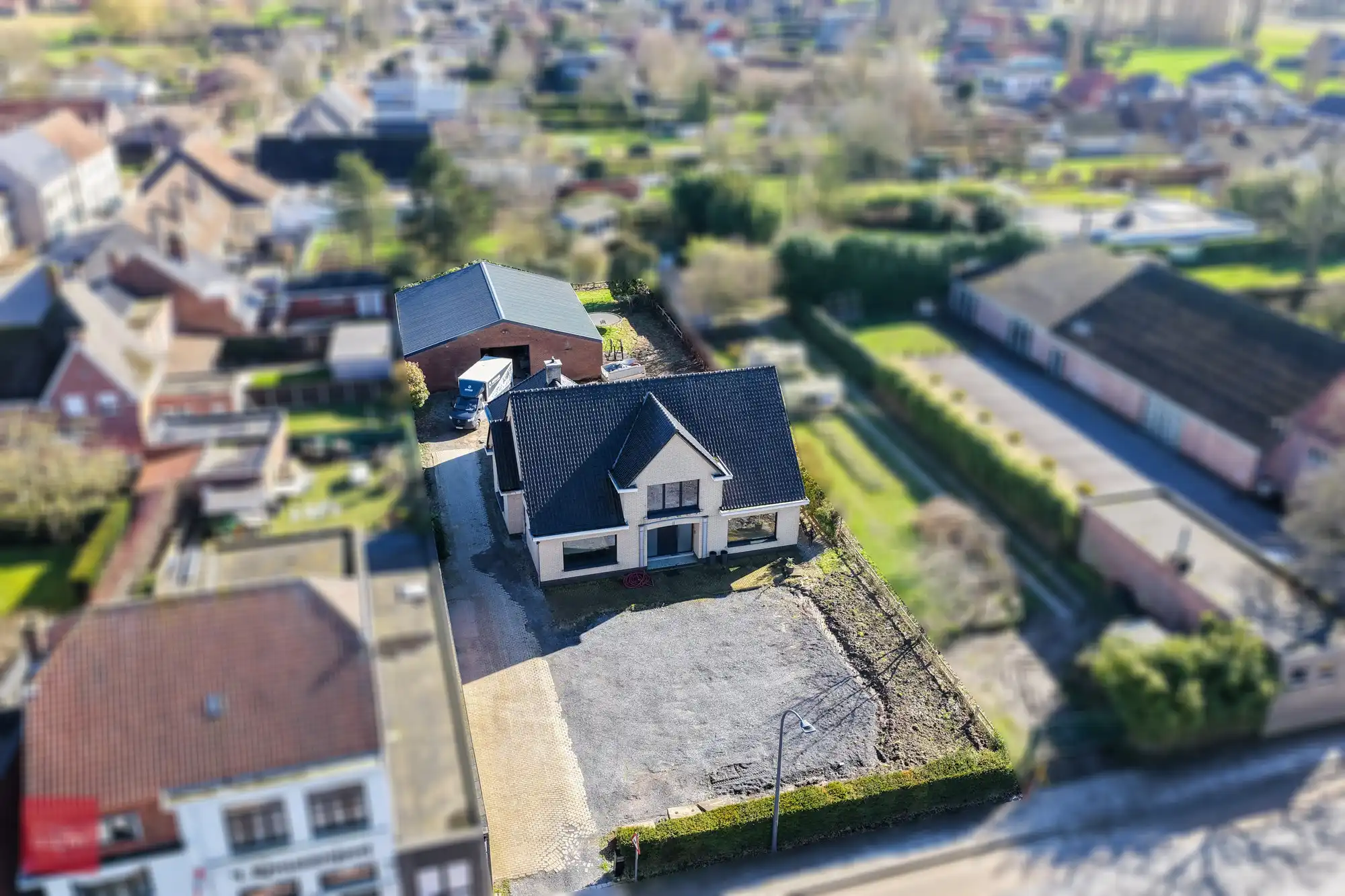 Commercieel gelegen vernieuwde villa met burelen, magazijn en woonst | Gauwelstraat foto {{pictureIndex}}