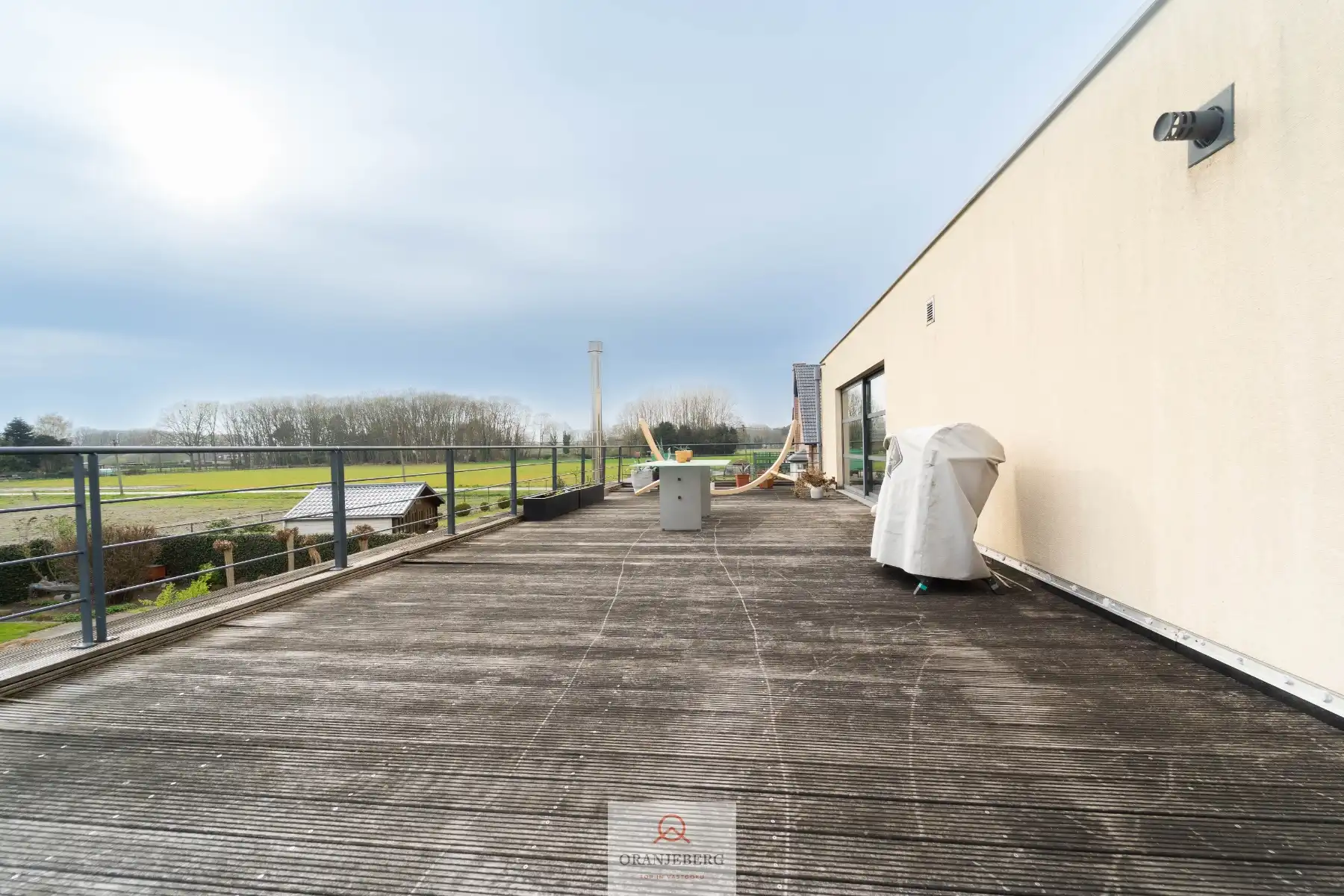 Magazijn met kantoor en woonst foto 17