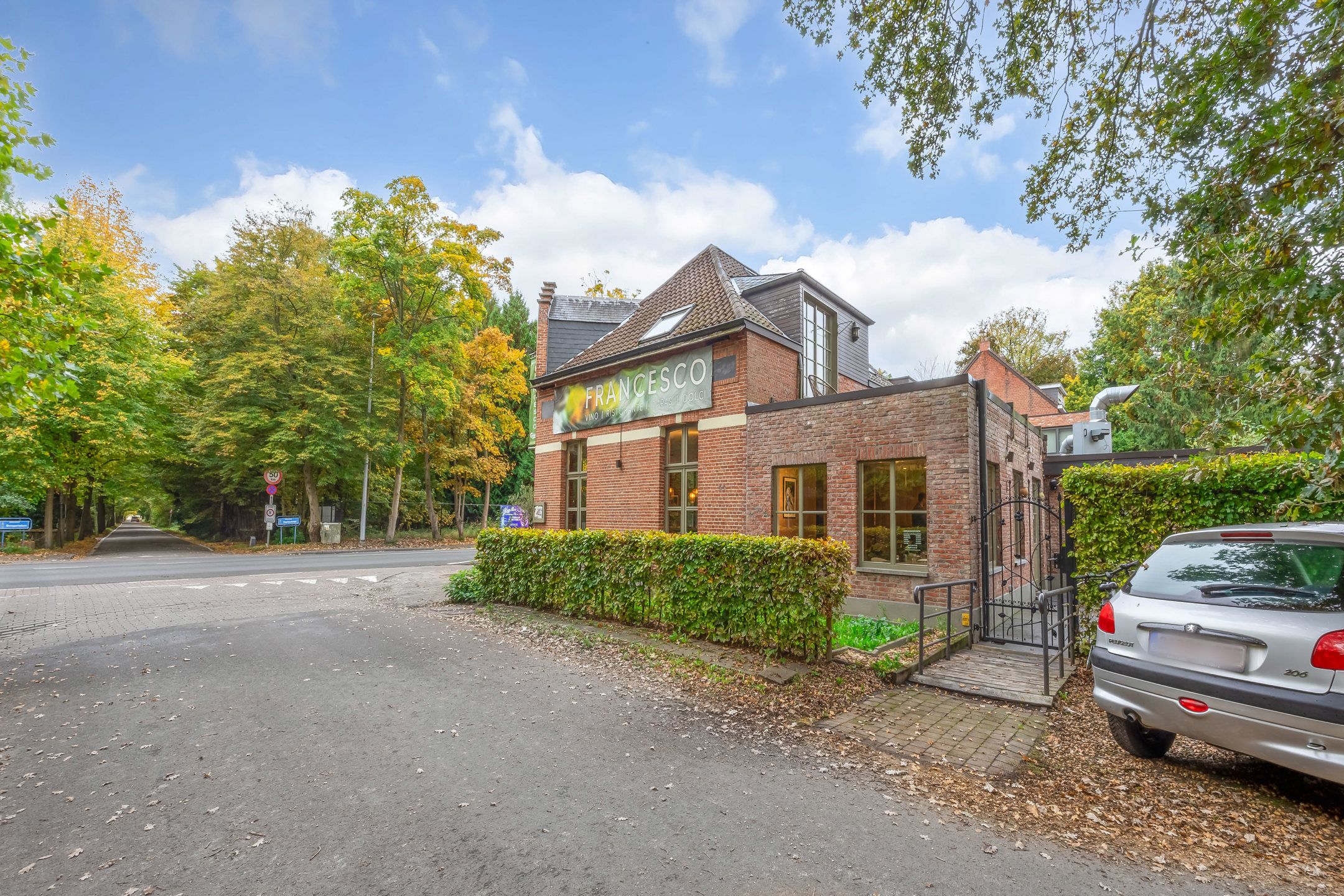 Handelspand met appartement te koop op toplocatie in Kapellen. foto 5