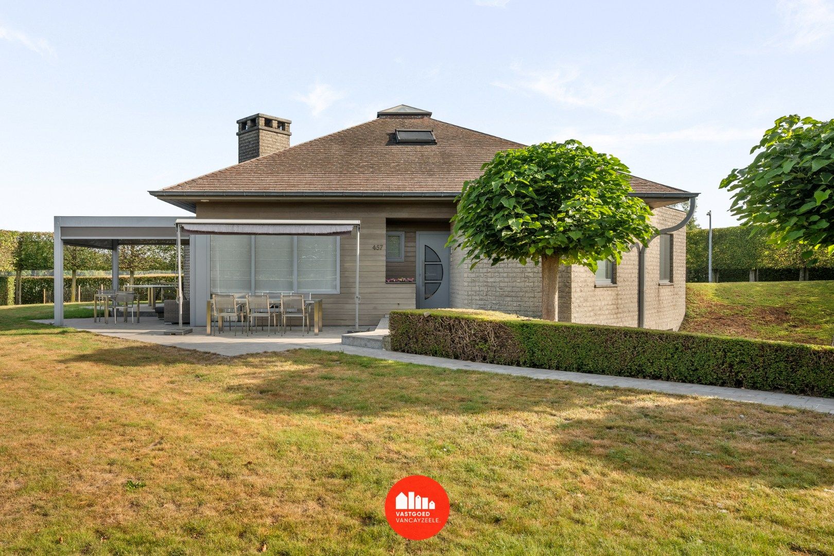 Goed onderhouden villa met grote tuin en twee garages op centrale ligging.   foto 2