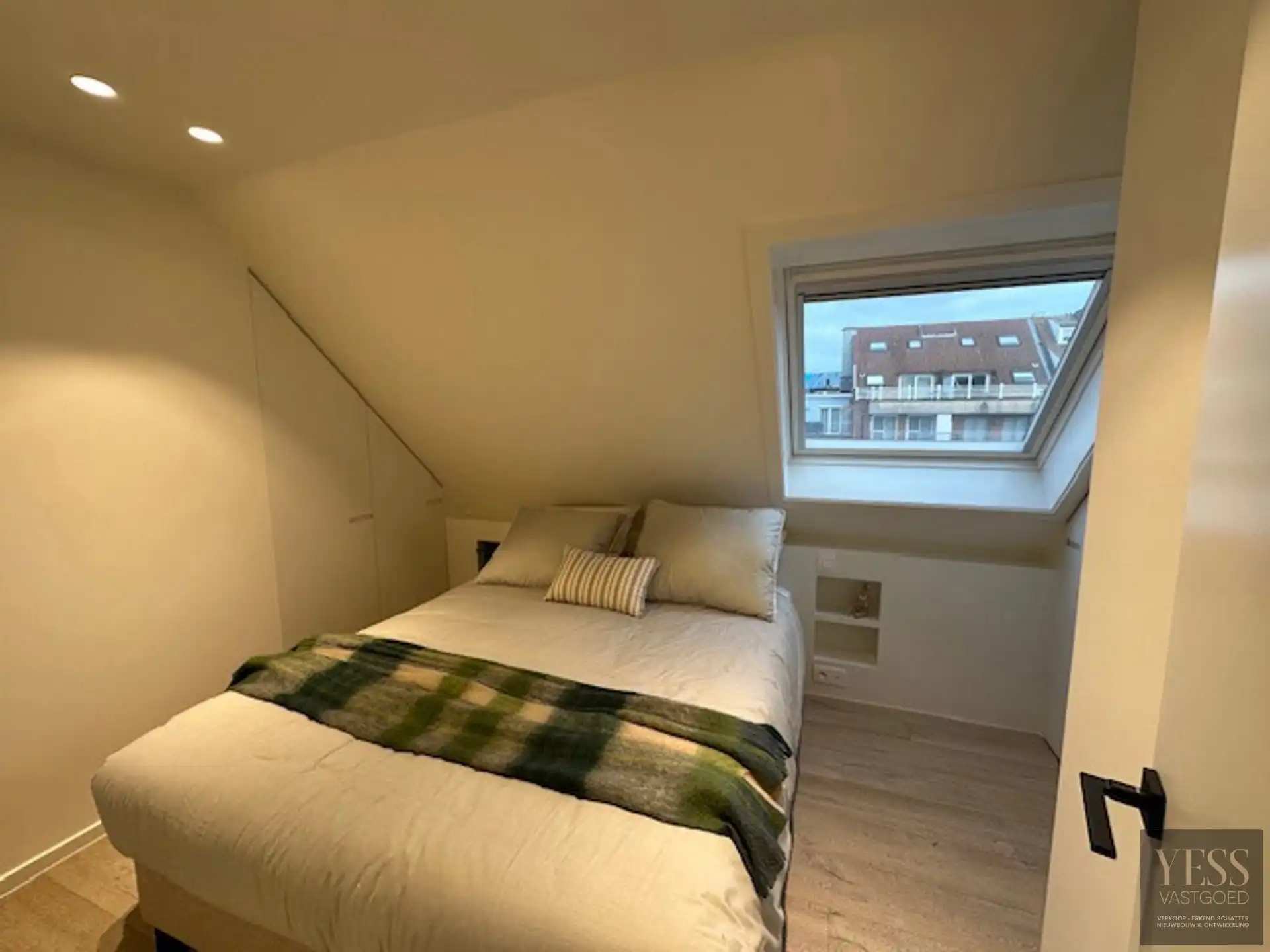 Stijlvol gerenoveerd appartement op een zucht van de zee! foto 15