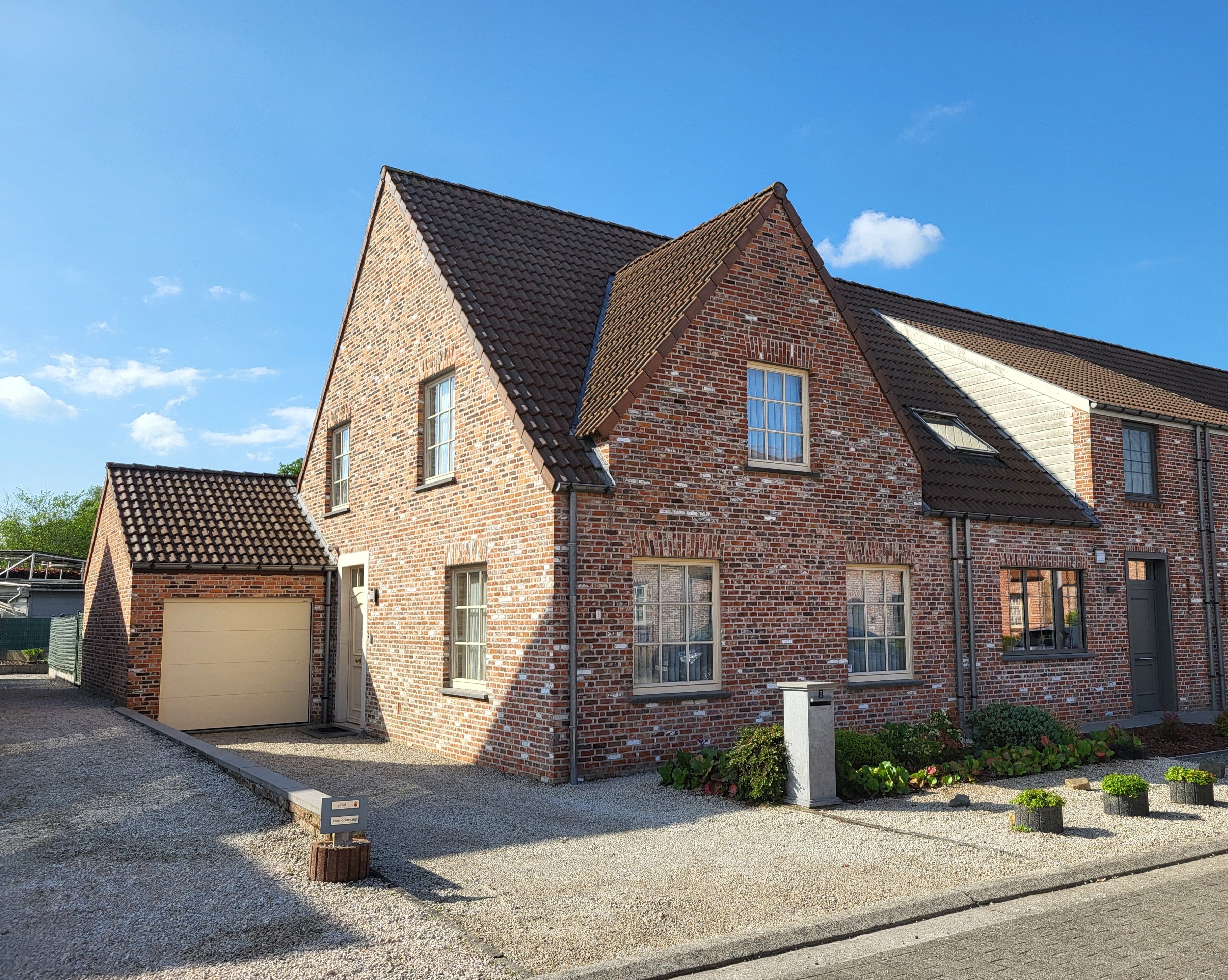 Prachtige halfopen bebouwing van 2001 met zonnige aangelegde tuin, oprit en garage!  foto {{pictureIndex}}