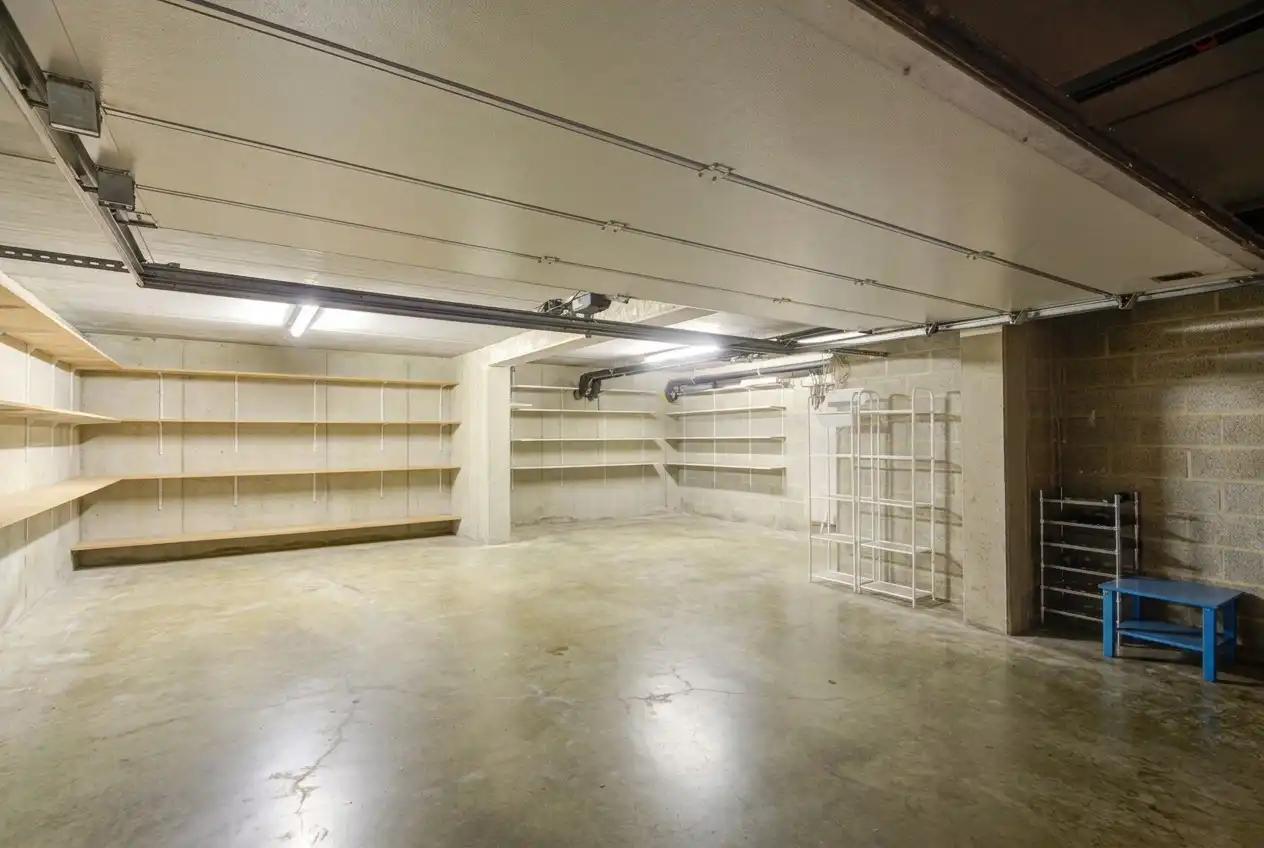 ZEER RUIM EN MODERN DUPLEXAPPARTEMENT (234M²) MET 5 SLAAPKAMERS, 2 BADKAMERS, 2 TERRASSEN, 2 KELDERS, DUBBELE GARAGE (60M²) (+ OPTIONEEL GARAGE) IN HET CENTRUM VAN LANAKEN foto 39
