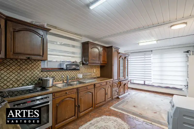 Karaktervolle gezinswoning met garage en veel potentieel! foto 6