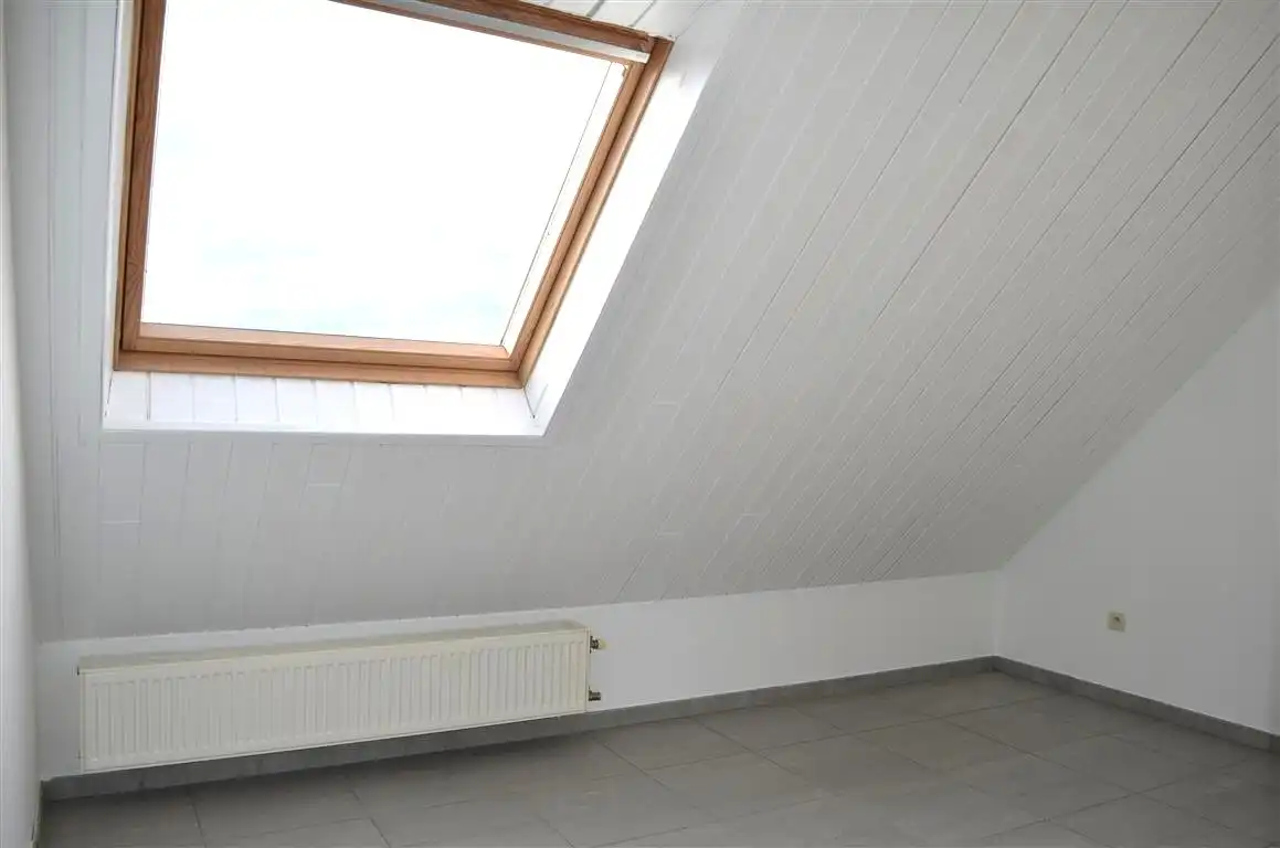 Ruim appartement van bouwjaar 2004 met twee slaapkamers, ondergrondse autostaanplaats en kelder. foto 9