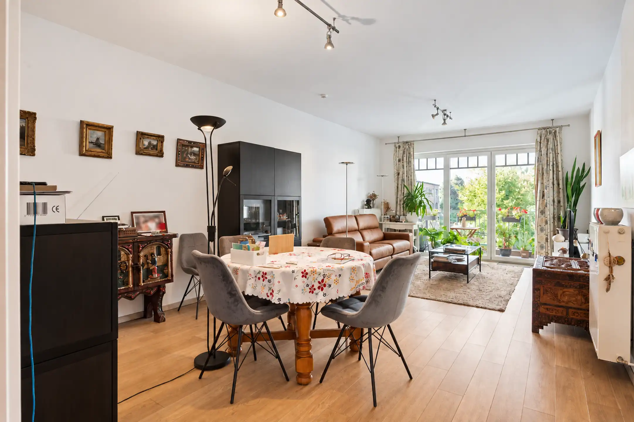 Recent twee-slaapkamer appartement met terras en garage foto 7