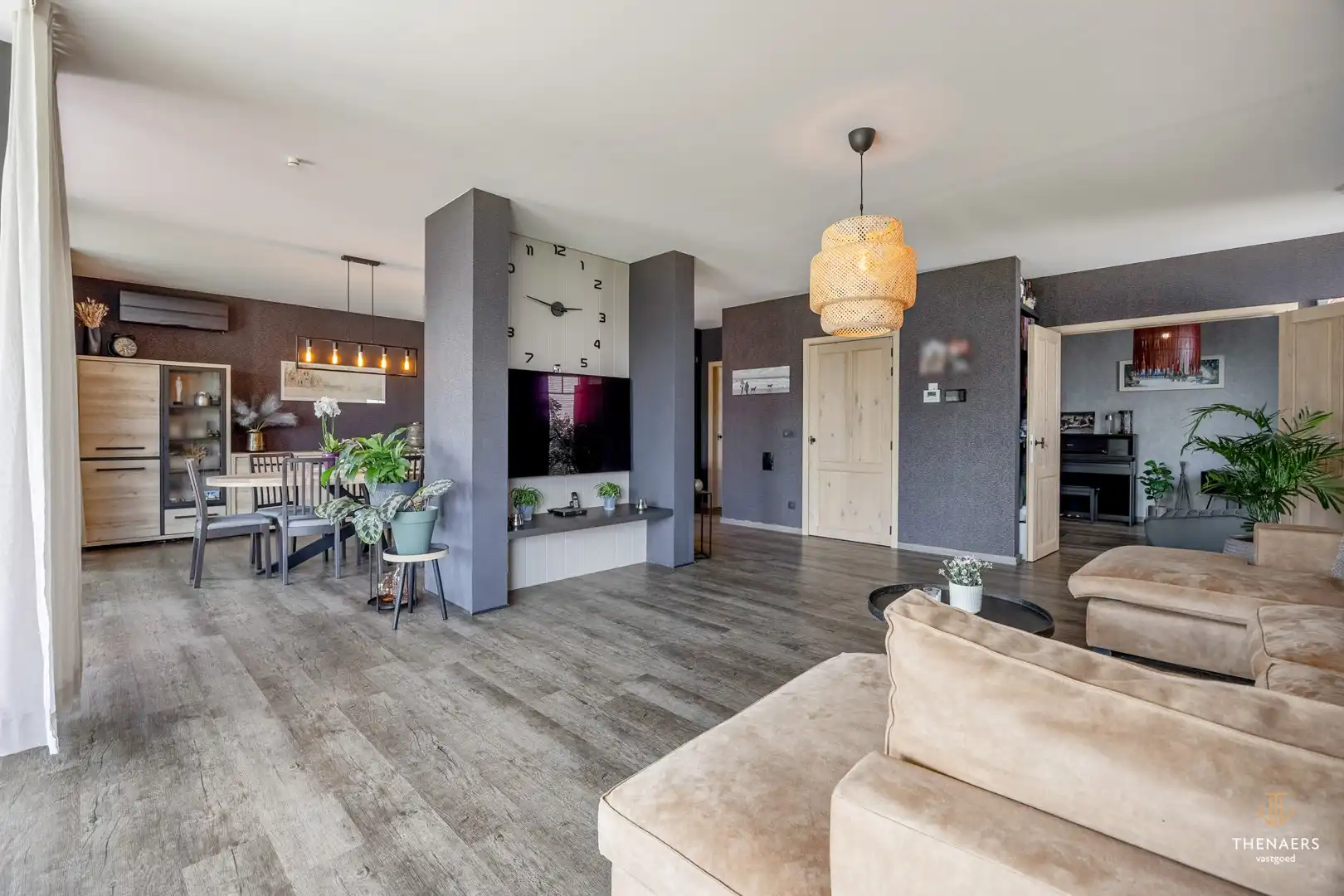Exclusieve en bijzonder energiezuinige woning met 332 m² woonoppervlakte, vier autostaanplaatsen en verwarmd zwembad. foto 6