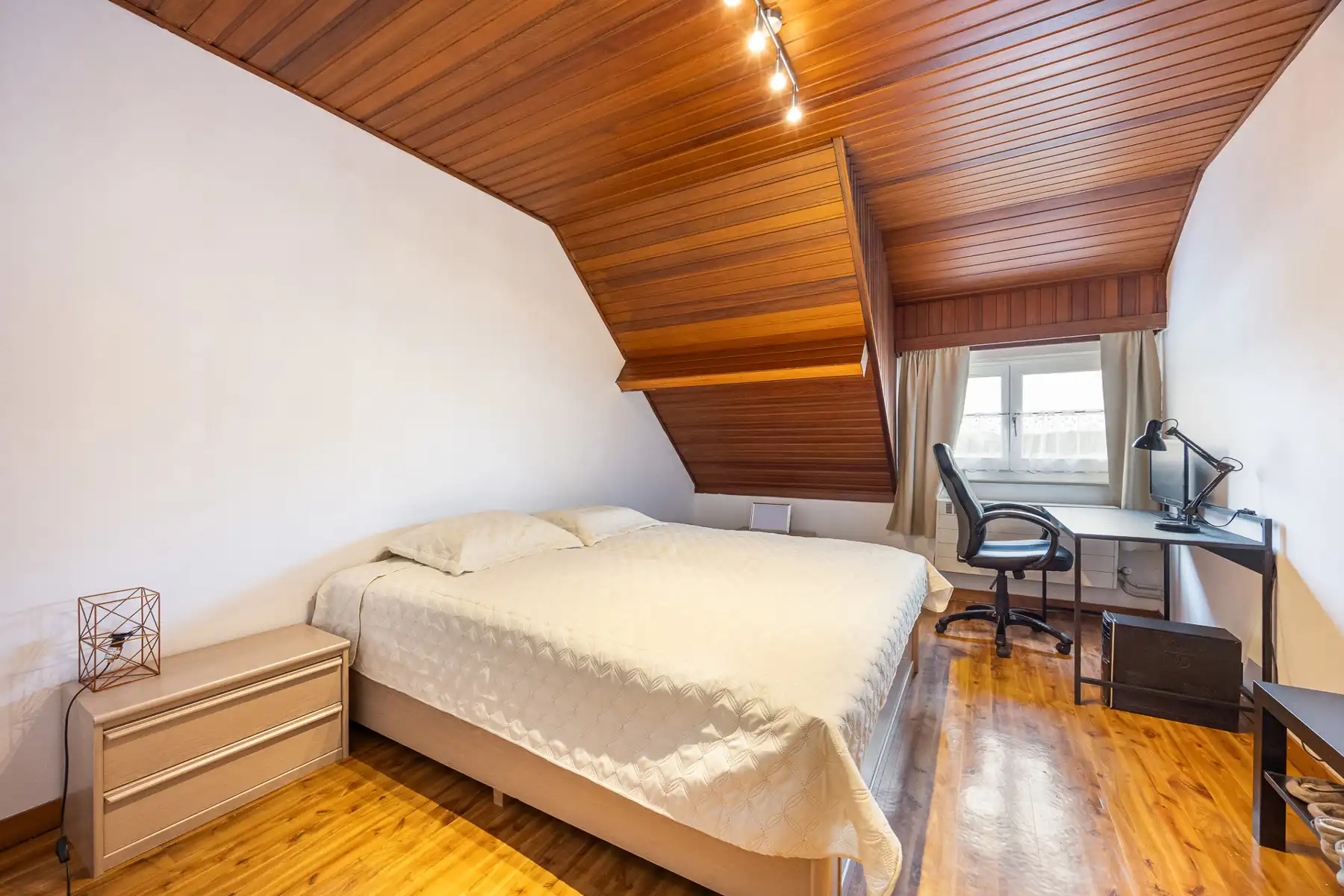 Verrassend ruime woning met 6 slaapkamers en 2 badkamers foto 18