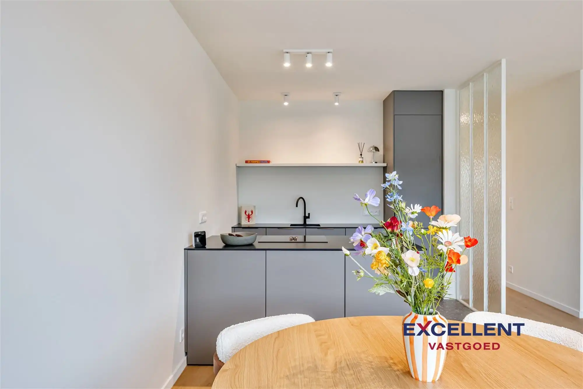 Volledig gerenoveerd 2-slaapkamer appartement centrum Deinze te huur foto 4