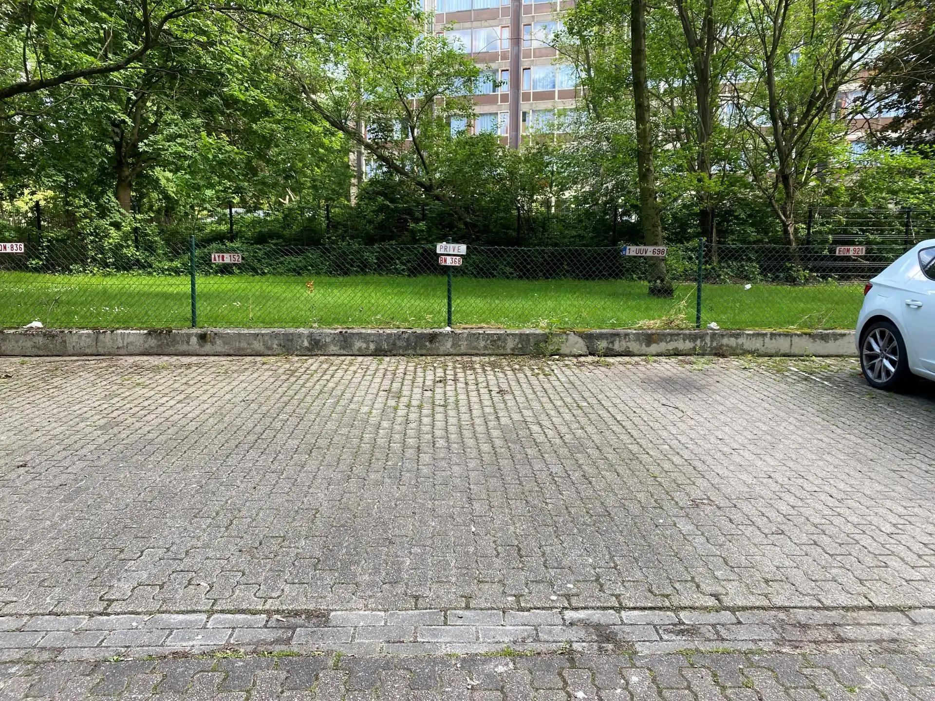 CASALINA Real Estate stelt te huur - buiten parkeerplaats foto {{pictureIndex}}