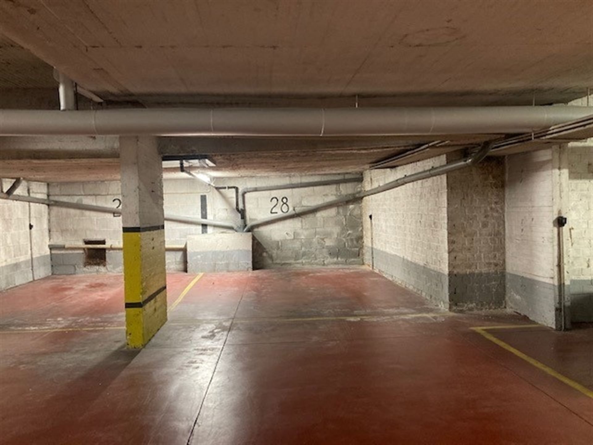 Mooie ruime parkeerplaats kortbij de EU foto 7