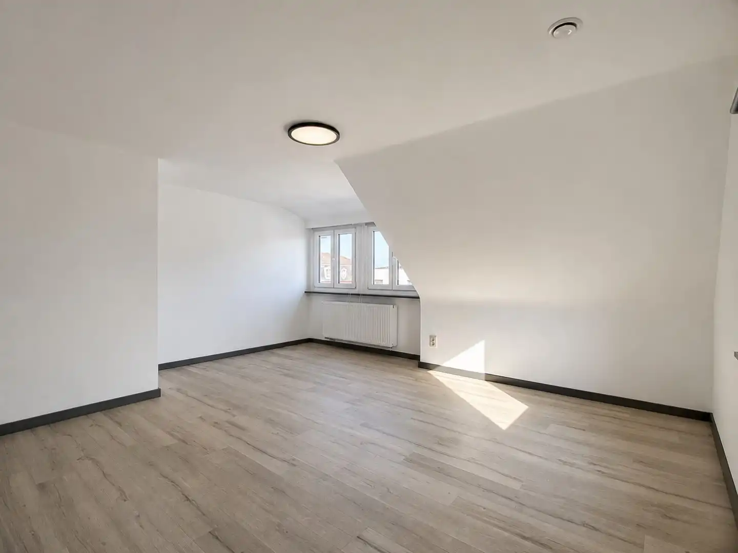Gerenoveerde open bebouwing met drie slaapkamers, bureau en ruime tuin te huur in Merendree foto 12