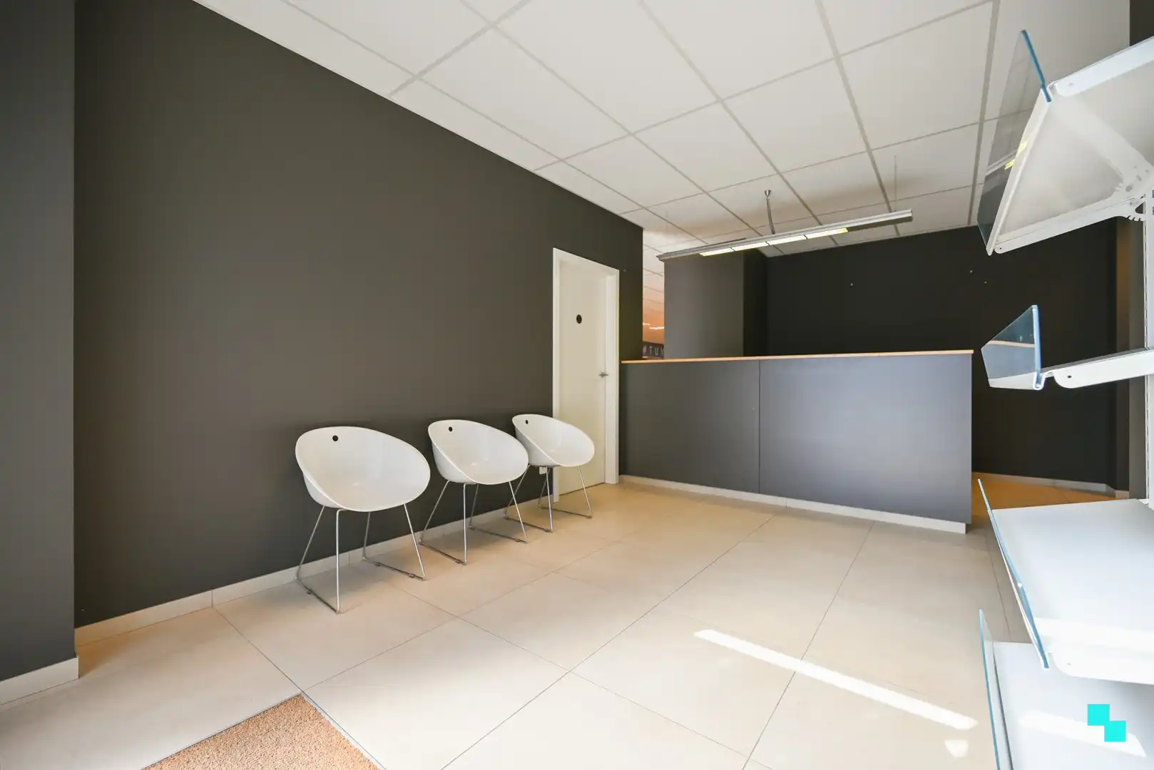 Uiterst commercieel en vlot bereikbaar handelspand (340 m²) te Izegem foto 5