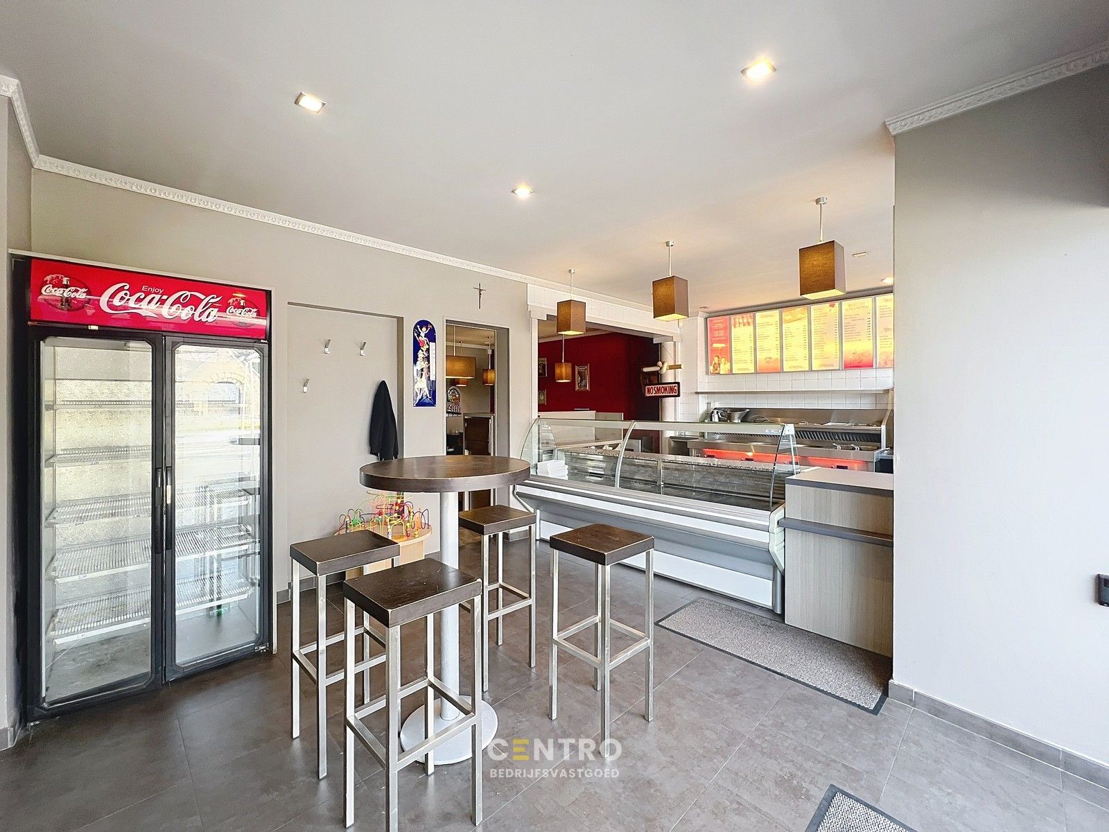 Volledig ingerichte FRITUUR met WOONST op verbindingsweg met veel passage. GEEN overname te betalen! foto 16