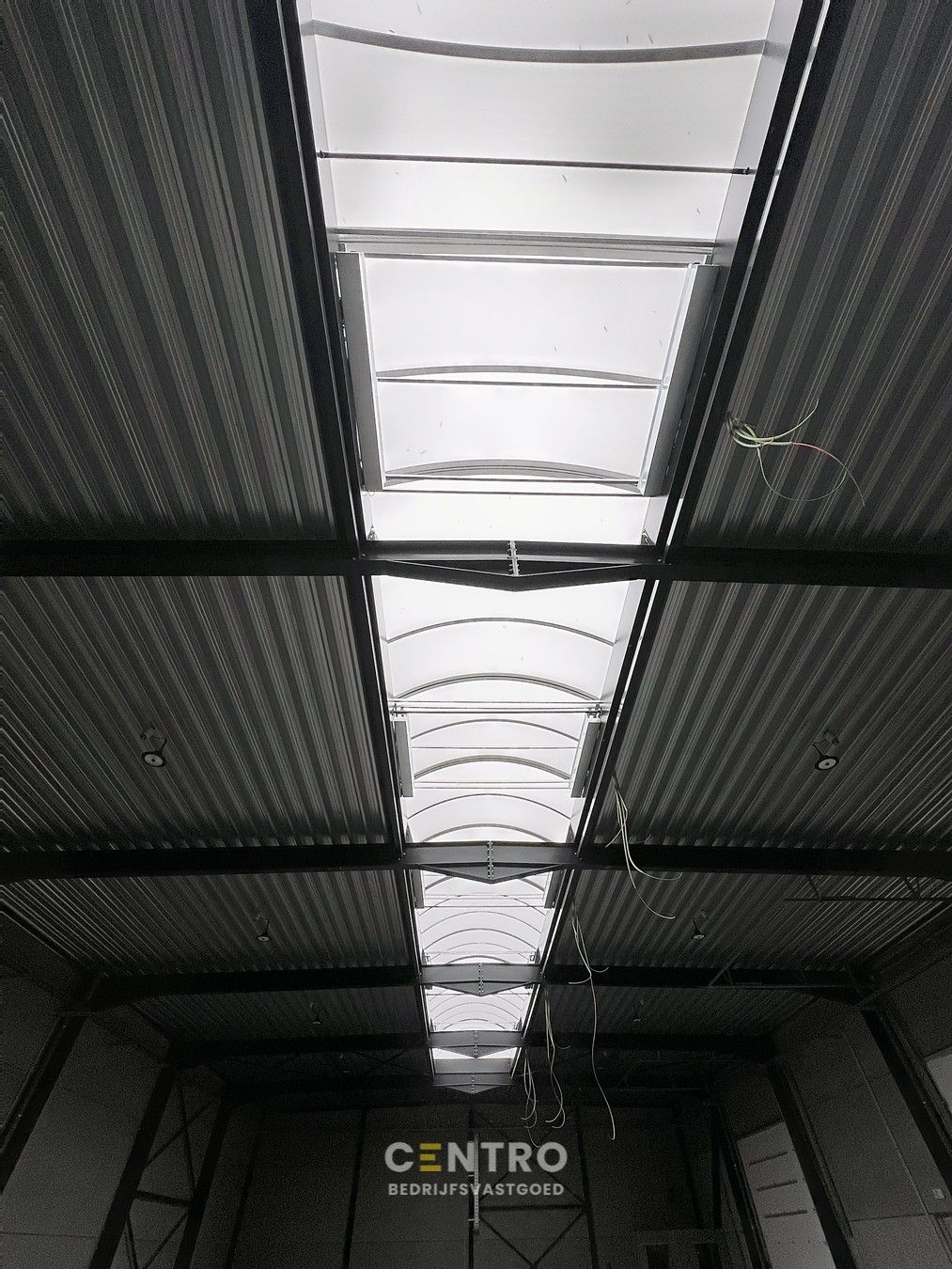 Instapklaar geïsoleerd nieuwbouw MAGAZIJN (± 960m²), vrije hoogte 7m, met 4 sectionale poorten. Op ambachtelijke zone te Oostrozebeke. foto 15