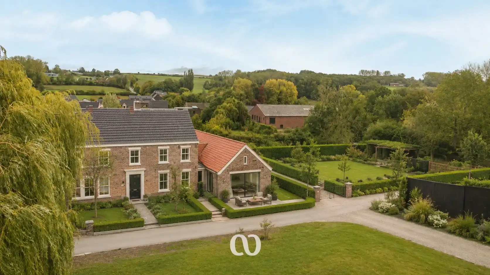 Hoofdfoto van de publicatie: Pastorijwoning met tal van bijgebouwen