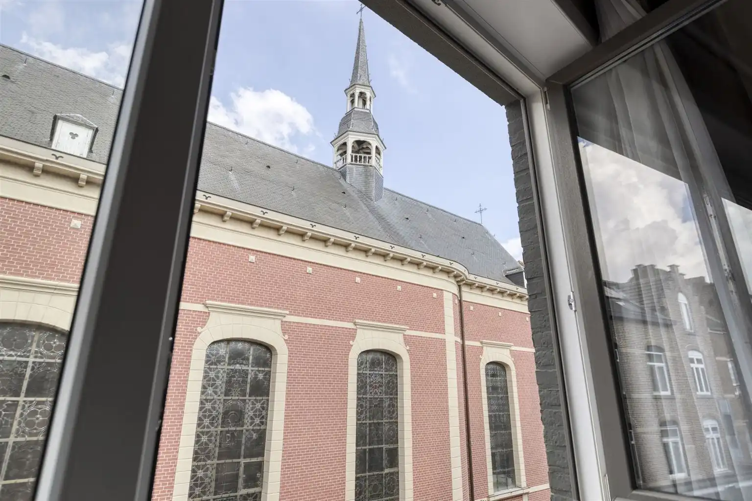 Prachtig ruim appartement met 3 slaapkamers en autostaanplaats gelegen in het hart van Maaseik.  foto 4