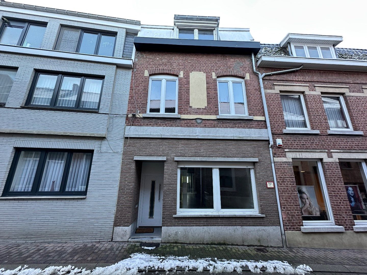 Ruime gerenoveerde woning met 4 slaapkamers en tuin in het centrum van Tongeren foto {{pictureIndex}}