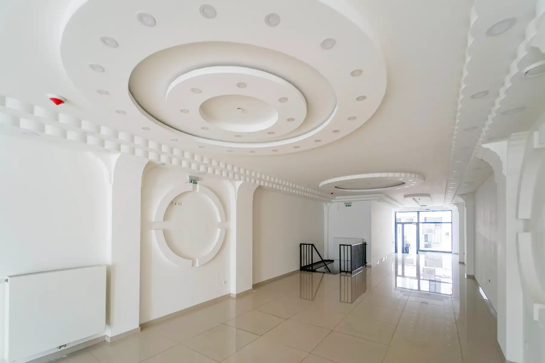 Recent volledig gerenoveerd handelspand (+-280m²) in Sleepstraat TE HUUR met een moderne uitstraling. foto 4