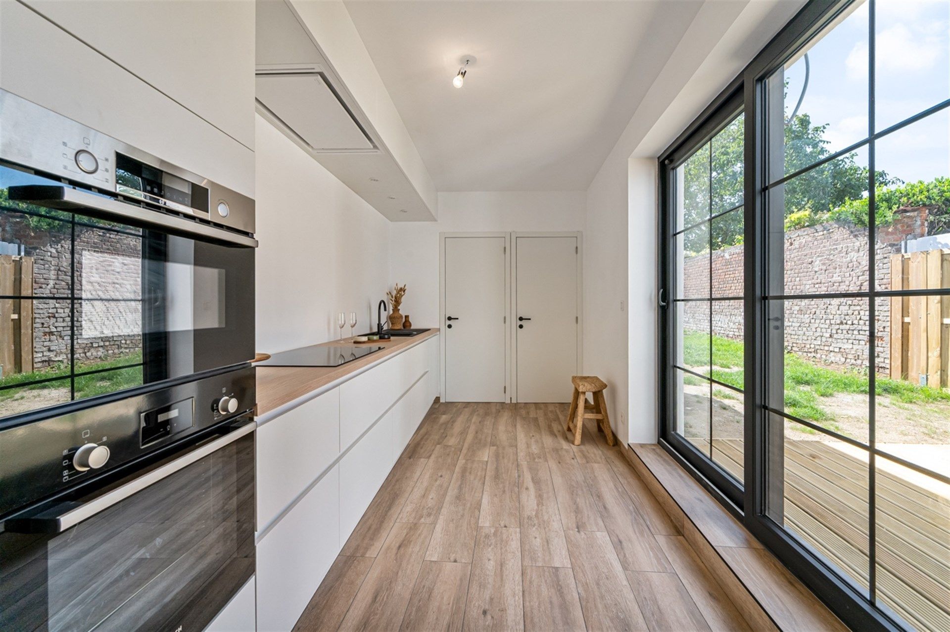 Totaal gerenoveerde woning met tuin en garage in Erembodegem foto 7