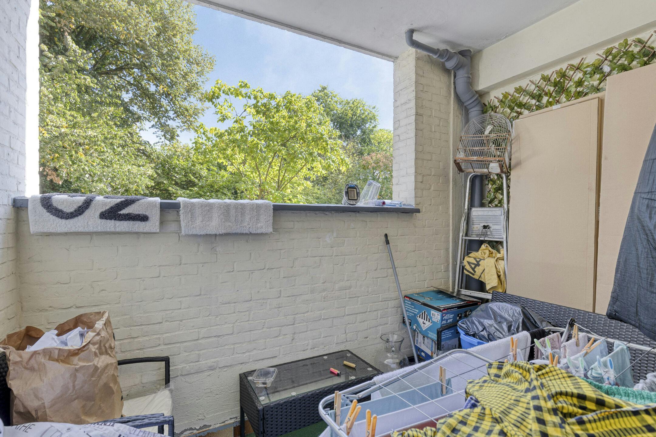 Op te frissen appartement met terras te koop in Berchem foto 11