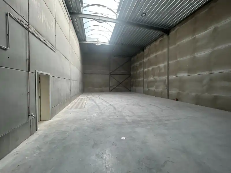 Recent magazijn met kantoorruimte – uitstekende ligging foto 3