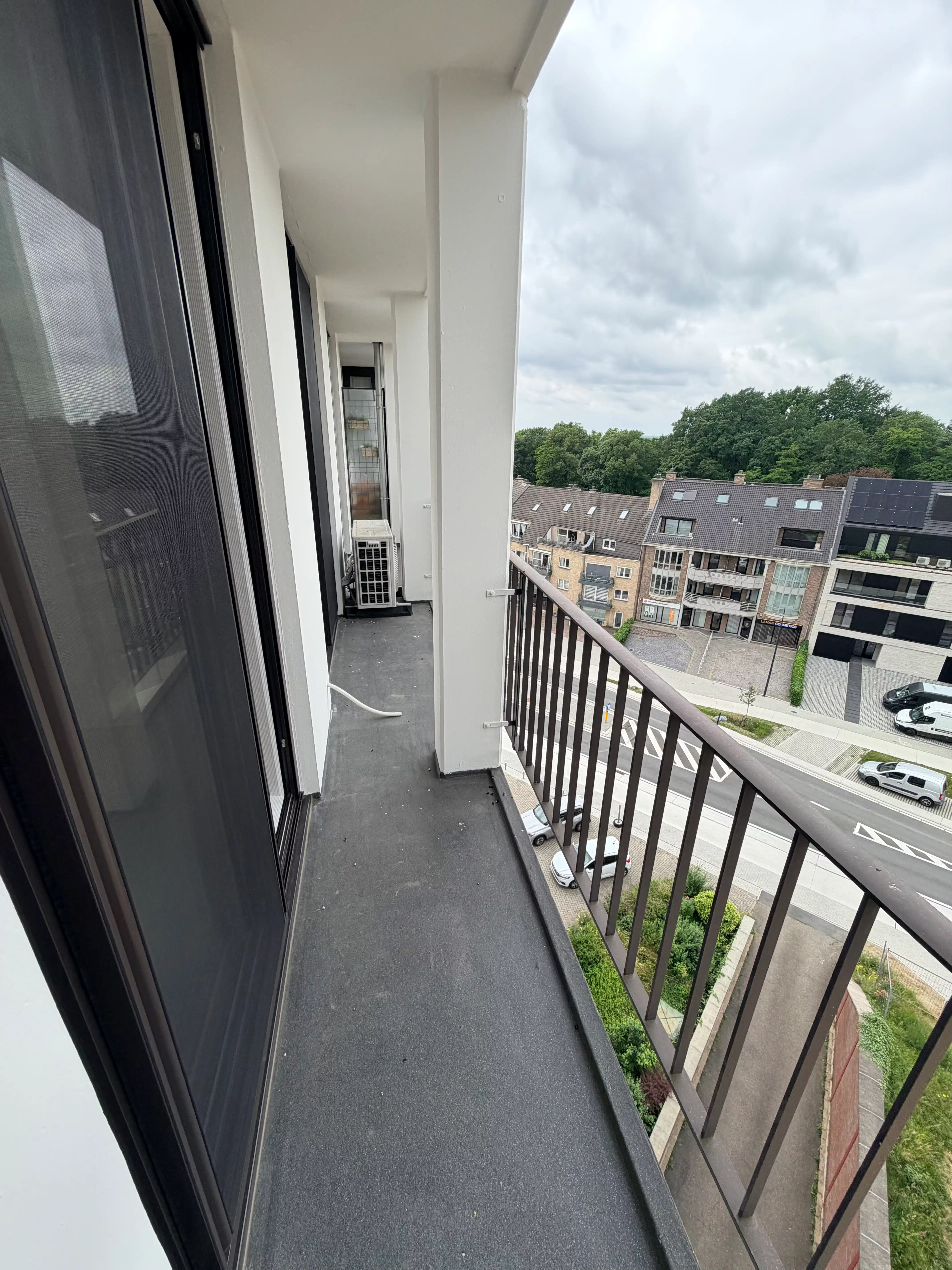 Genk - centrum : Volledig gerenoveerd, ruim en centraal gelegen appartement met 3 slaapkamers en 2 terrassen. foto 13