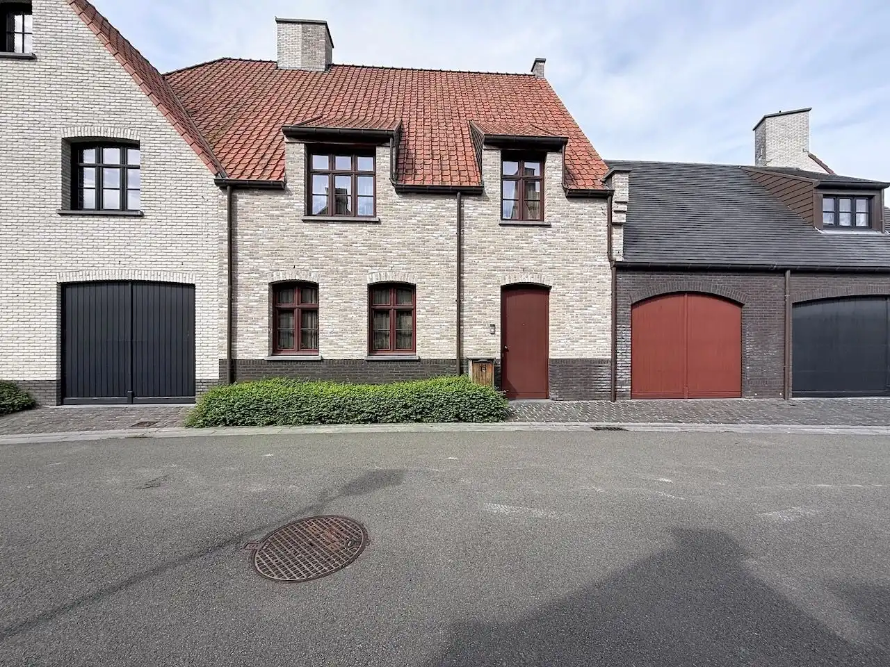 Ruime halfopen, quasi nieuwbouw woning op rustige ligging in het pittoreske Ramskapelle foto {{pictureIndex}}