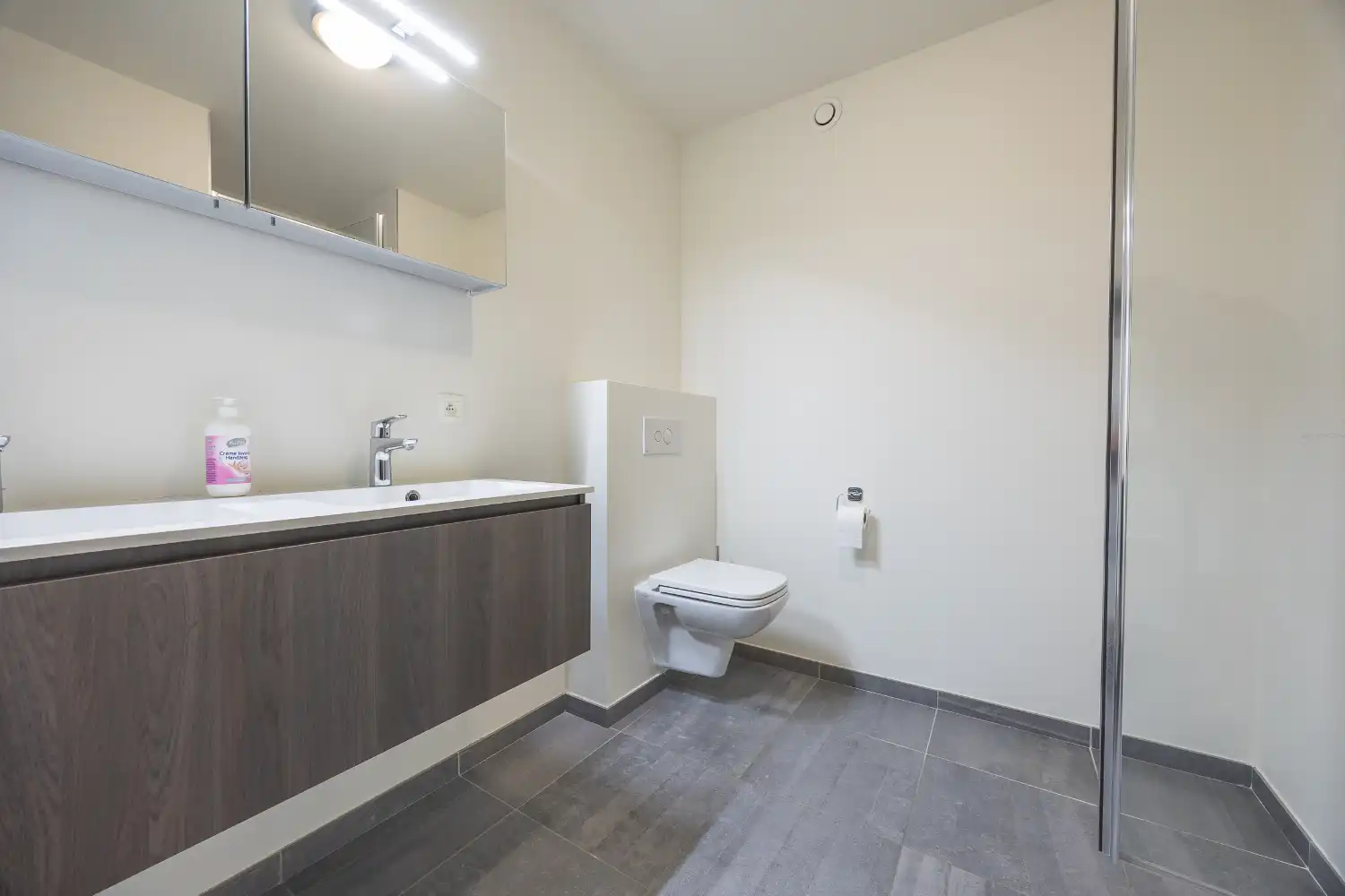 Modern gerenoveerd ruim appartement vlakbij het strand van Bredene foto 11