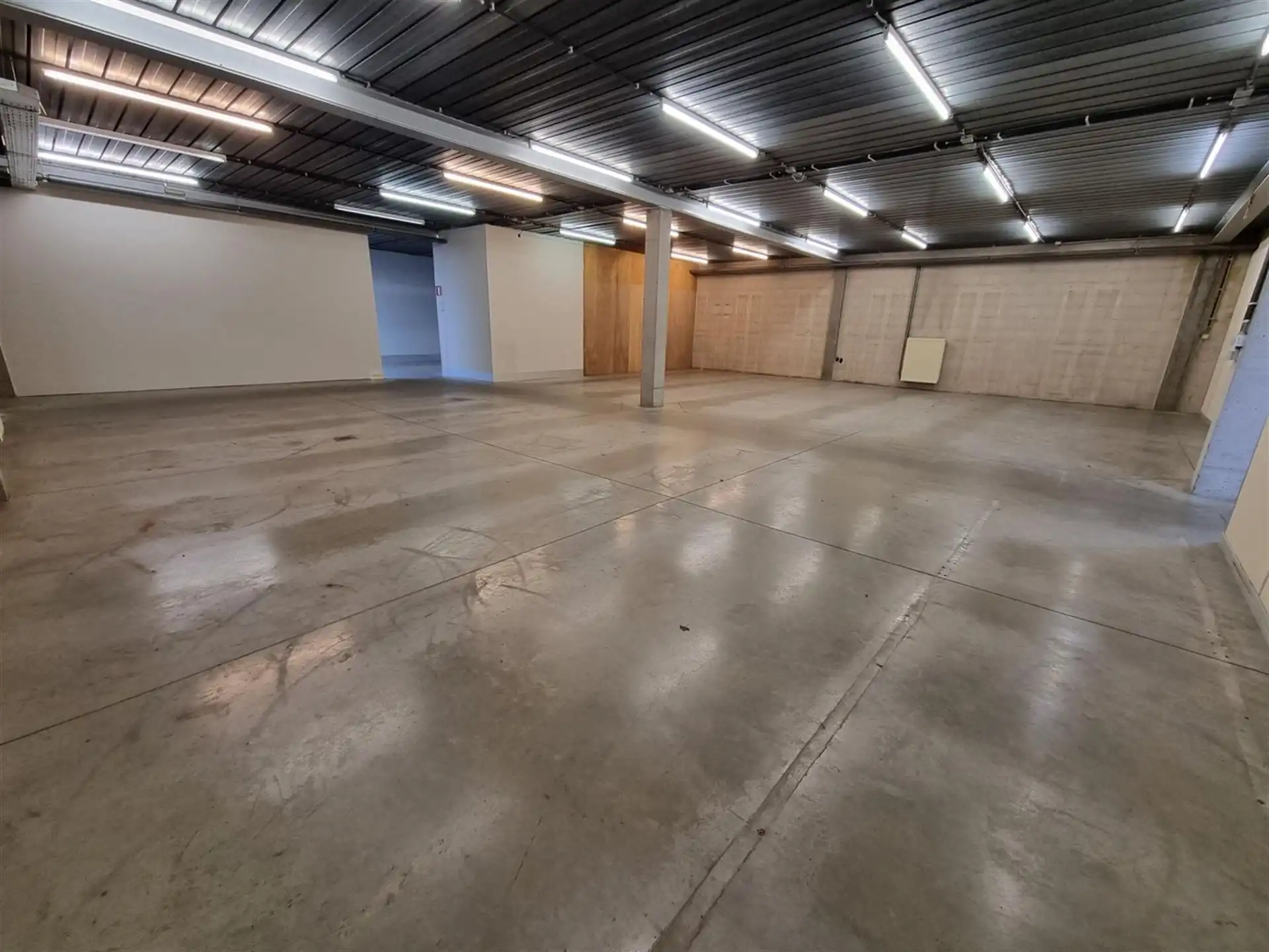 Kantoorgebouw met magazijnruimte, bruto vloeropp 1770 m² op een perceel gelegen van 49a85ca. foto 13