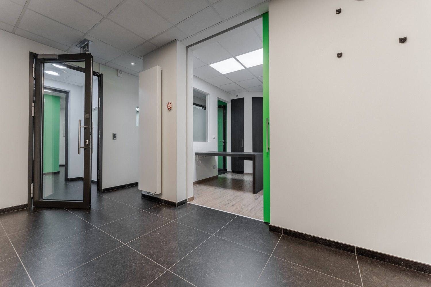 Mooi gerenoveerd handelspand pal in het centrum van Pelt met 7 parkeerplaatsen foto 32