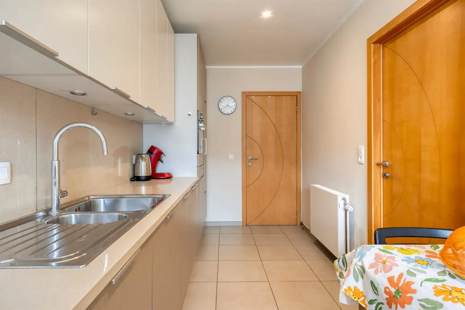 Volledig gerenoveerde 4-slpk woning met garagebox foto 8