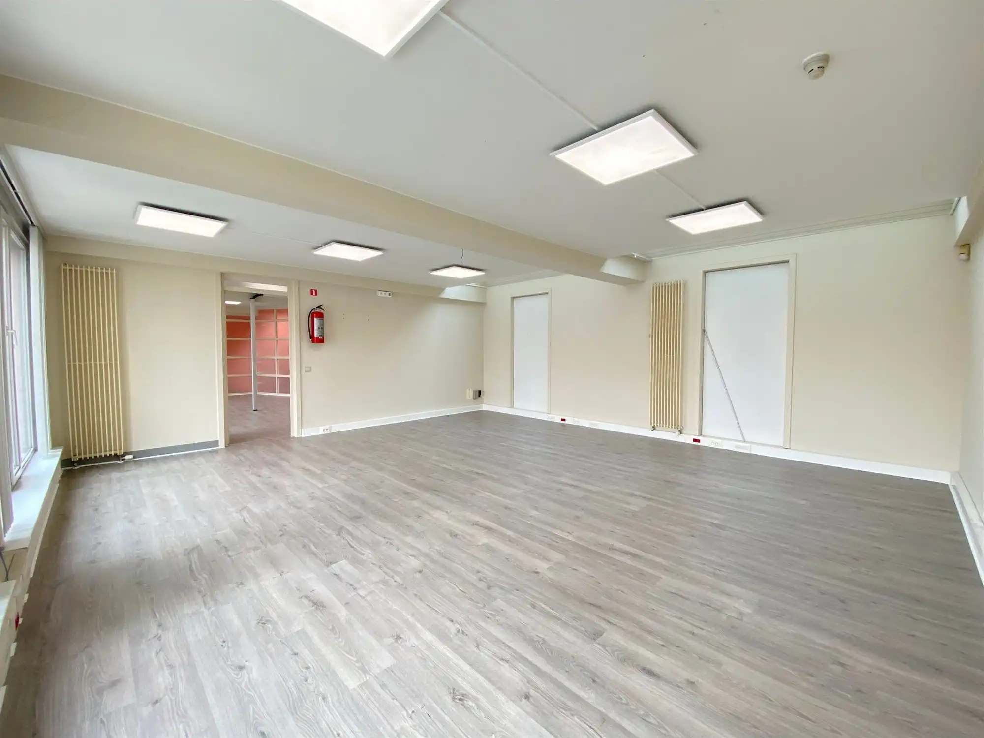 Kantoorruimte op commerciële ligging - 3 afzonderlijke units en kitchenette foto 7
