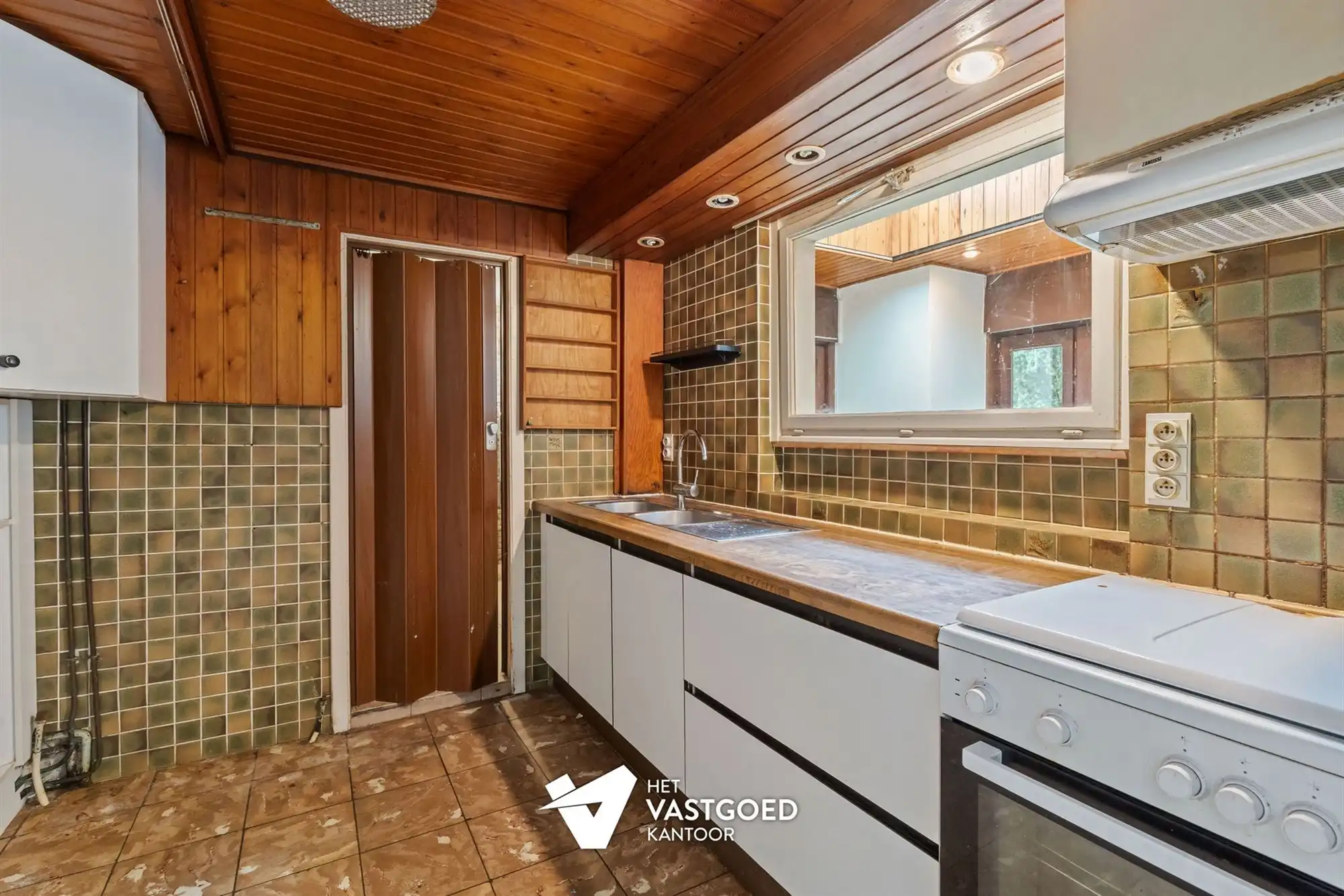 ZEER RUIME, DEELS GERENOVEERDE WONING MET RUIME, ZUIDGERICHTE TUIN foto 11