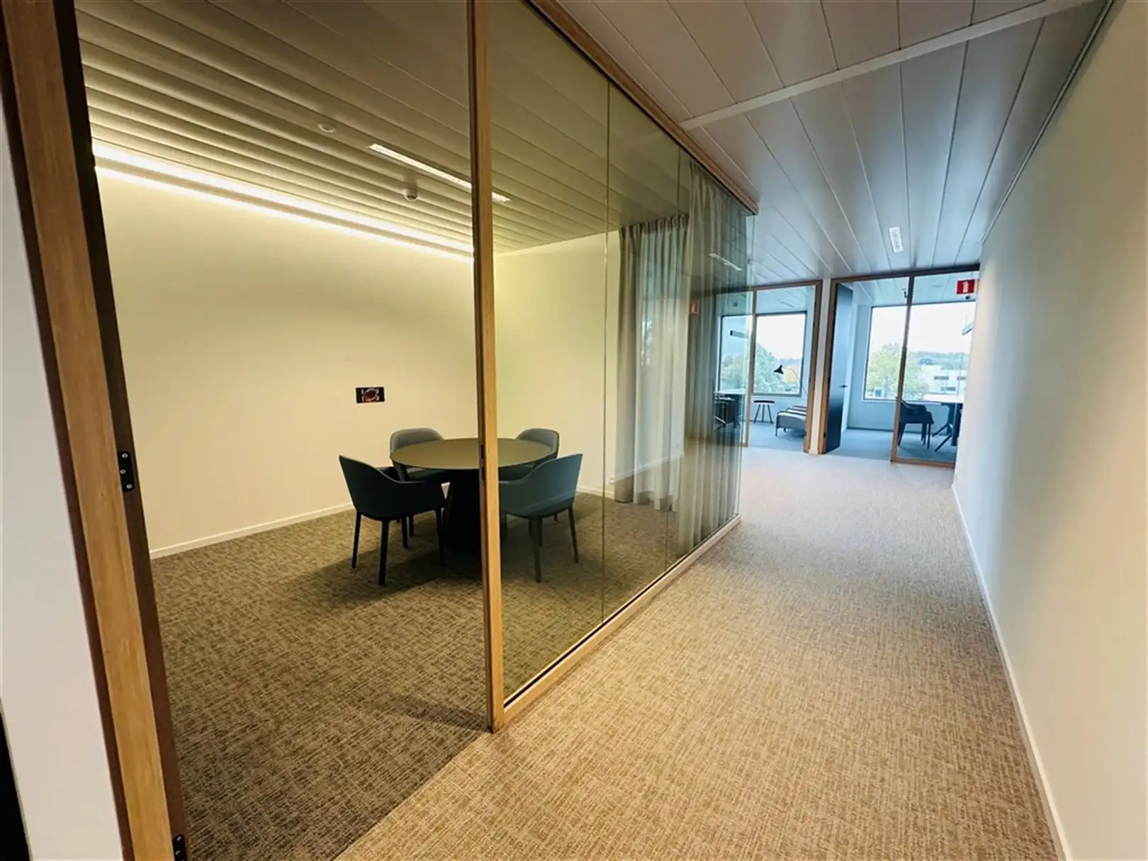 High-End afgewerkt en ingericht kantoor in Kortrijk Business Park  foto 15
