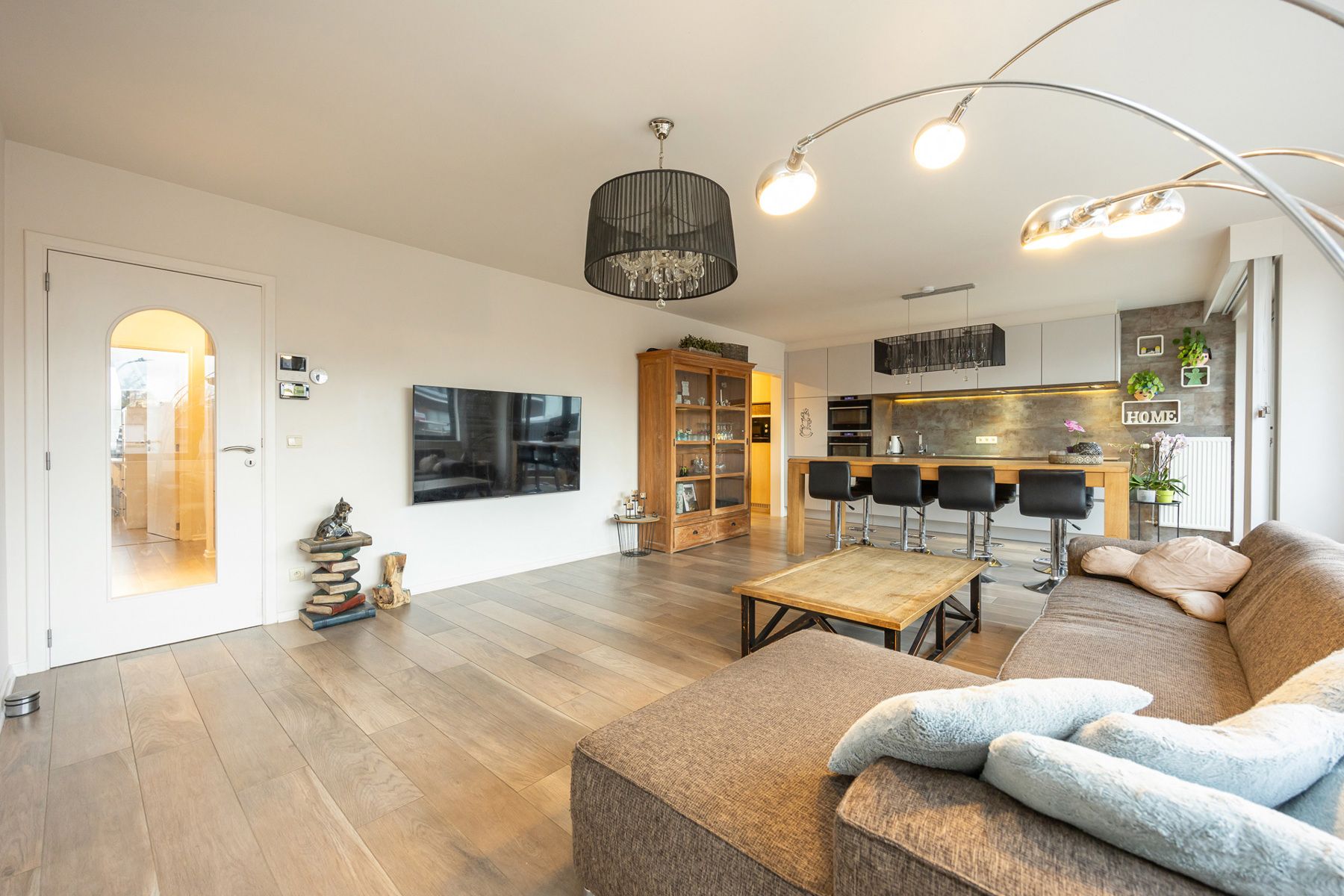 Gerenoveerd appartement op de 1ste verdieping met 3 slaapkamers in het centrum van Merksplas. foto 4