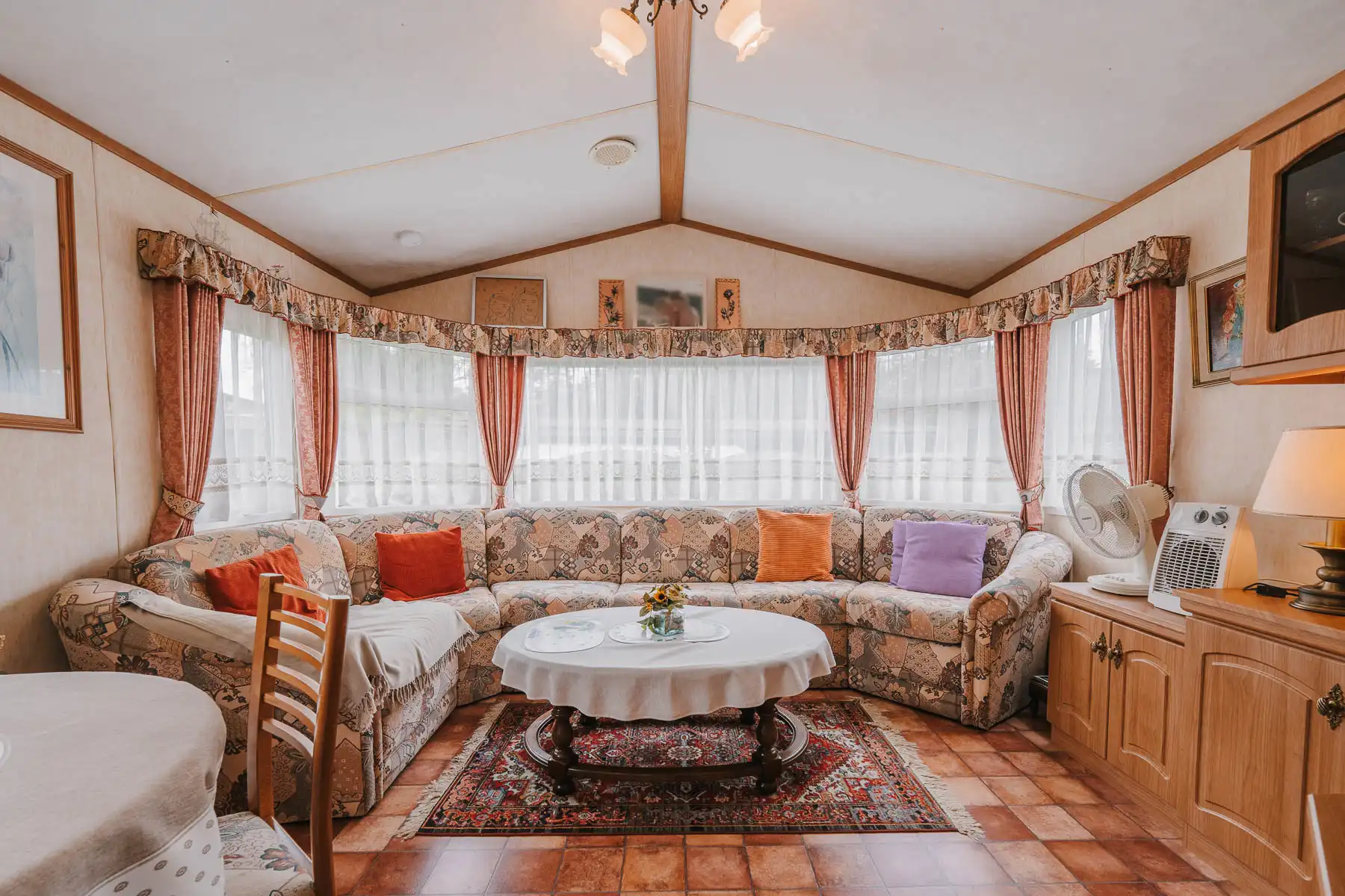 Prachtige agrarische tuin met caravan foto 7