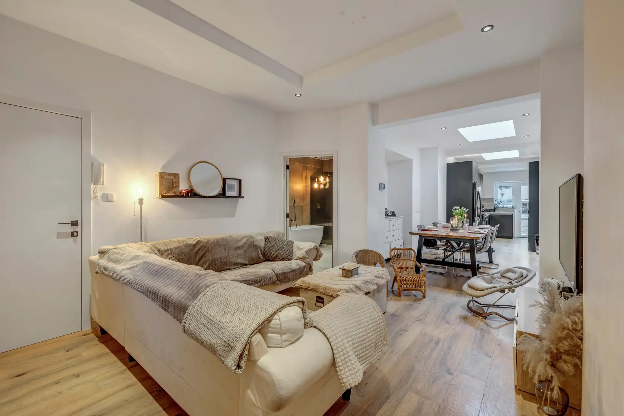 Gerenoveerd appartement - 2 slpk en ruim terras te Molenbeek foto {{pictureIndex}}