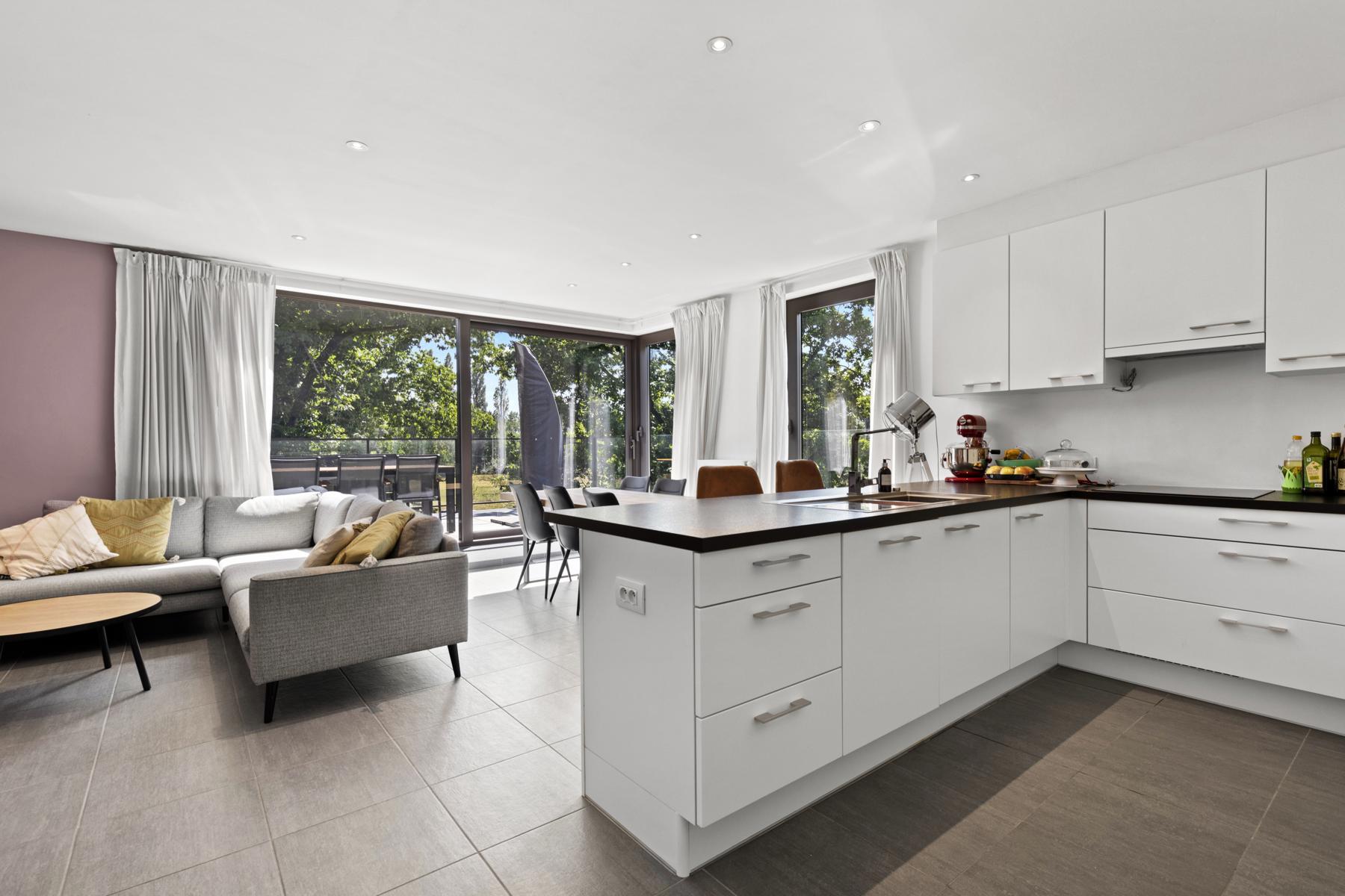 Prachtig 2 slaapkamer appartement  in een groene omgeving  foto 3