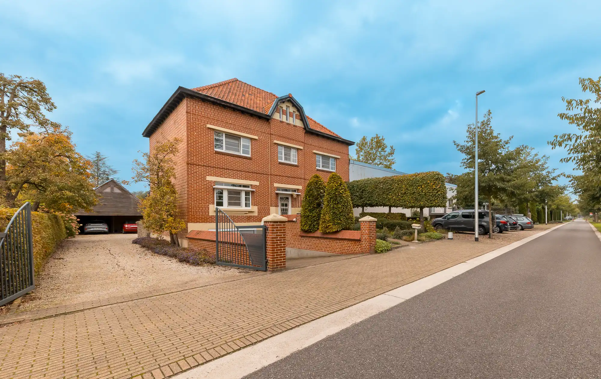 TE KOOP: Karaktervolle woning + naastliggend multifunctioneel bijgebouw op gunstige ligging in Bocholt foto {{pictureIndex}}