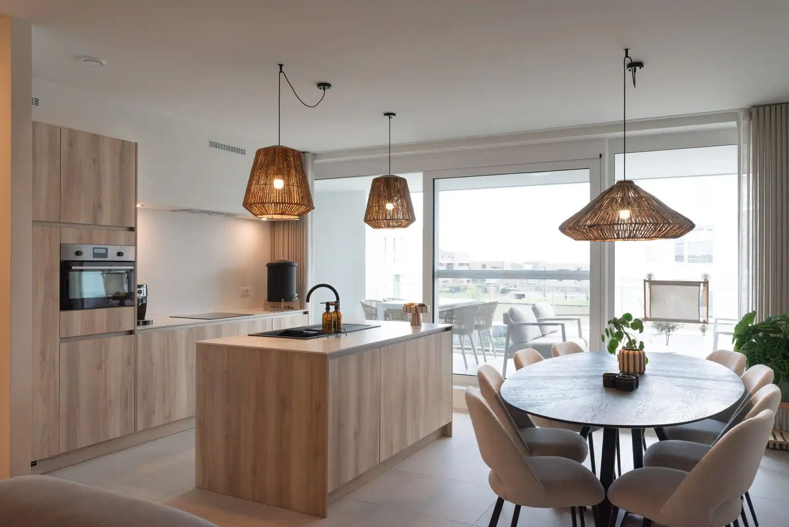 Stijlvol en energiezuinig nieuwbouwappartement met 2 slaapkamers en ruim overdekt terras, op wandelafstand van het centrum van Sint-Truiden. foto 2