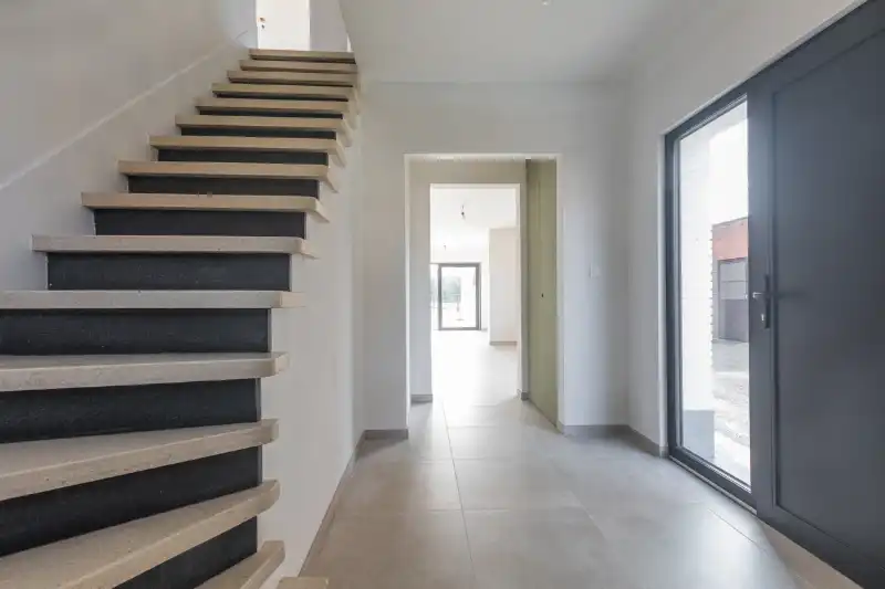 Instapklare, halfopen woning met 5 slaapkamers, bureau, tuin, volledig ingerichte keuken...(energielabel B) foto 5