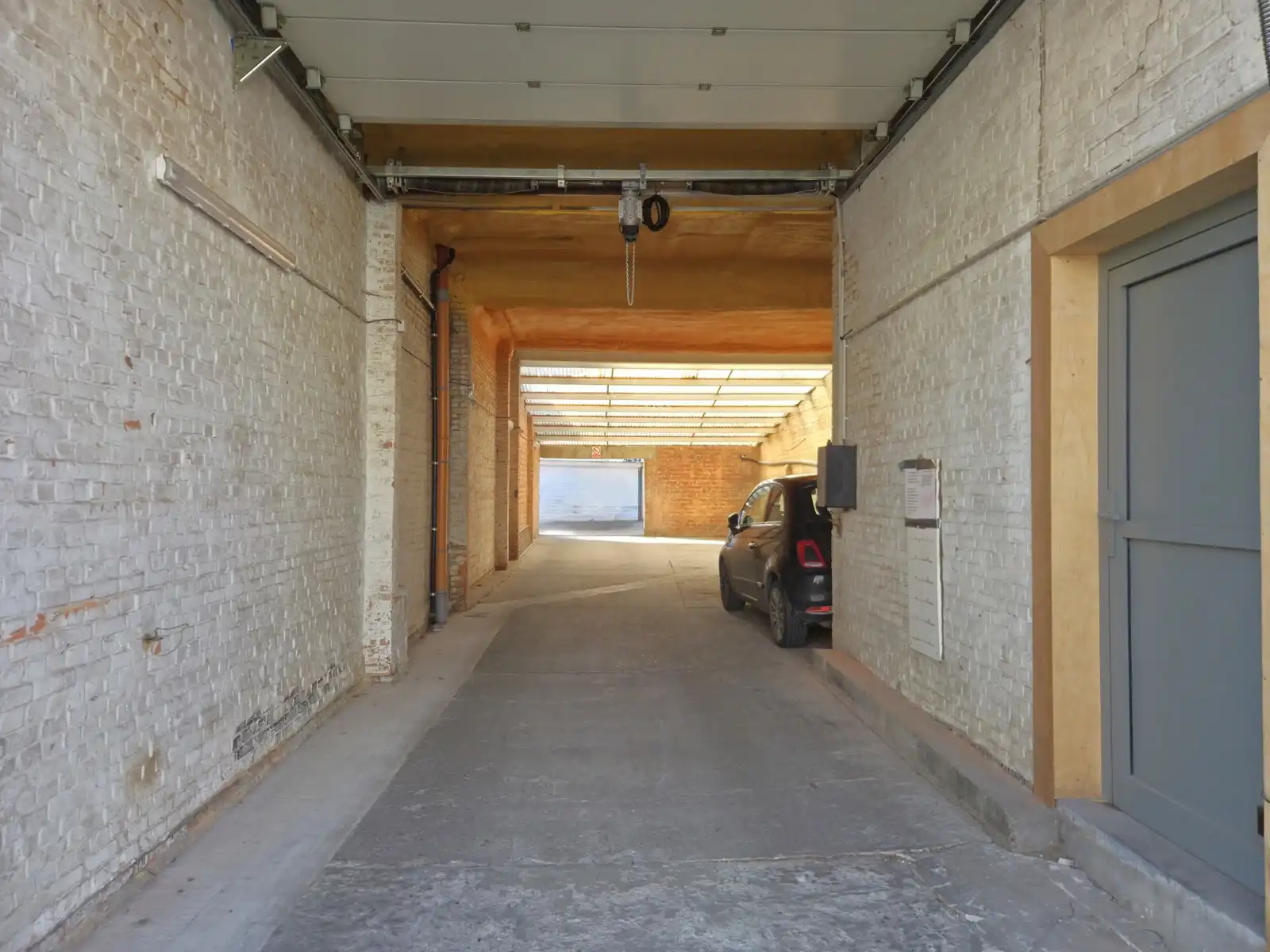 Opbrengsteigendom met garages en appartement foto 2