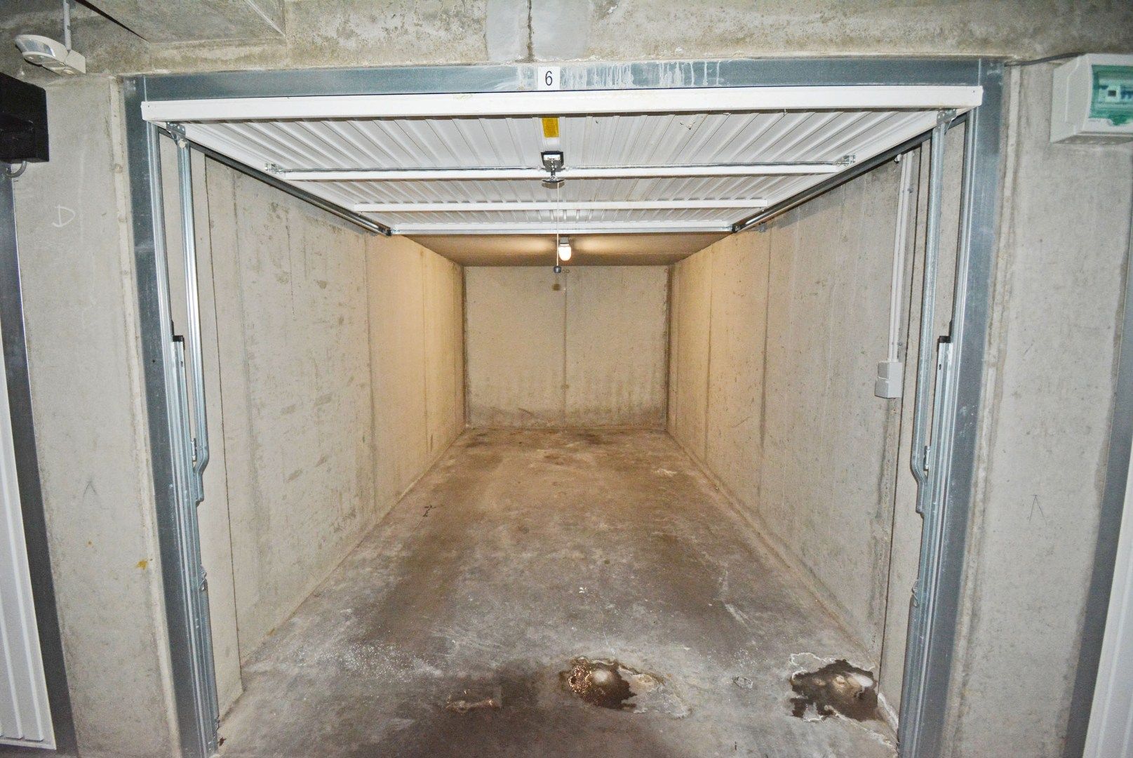 Gesloten garagebox in een zijstraat van de Lippenslaan. foto 3