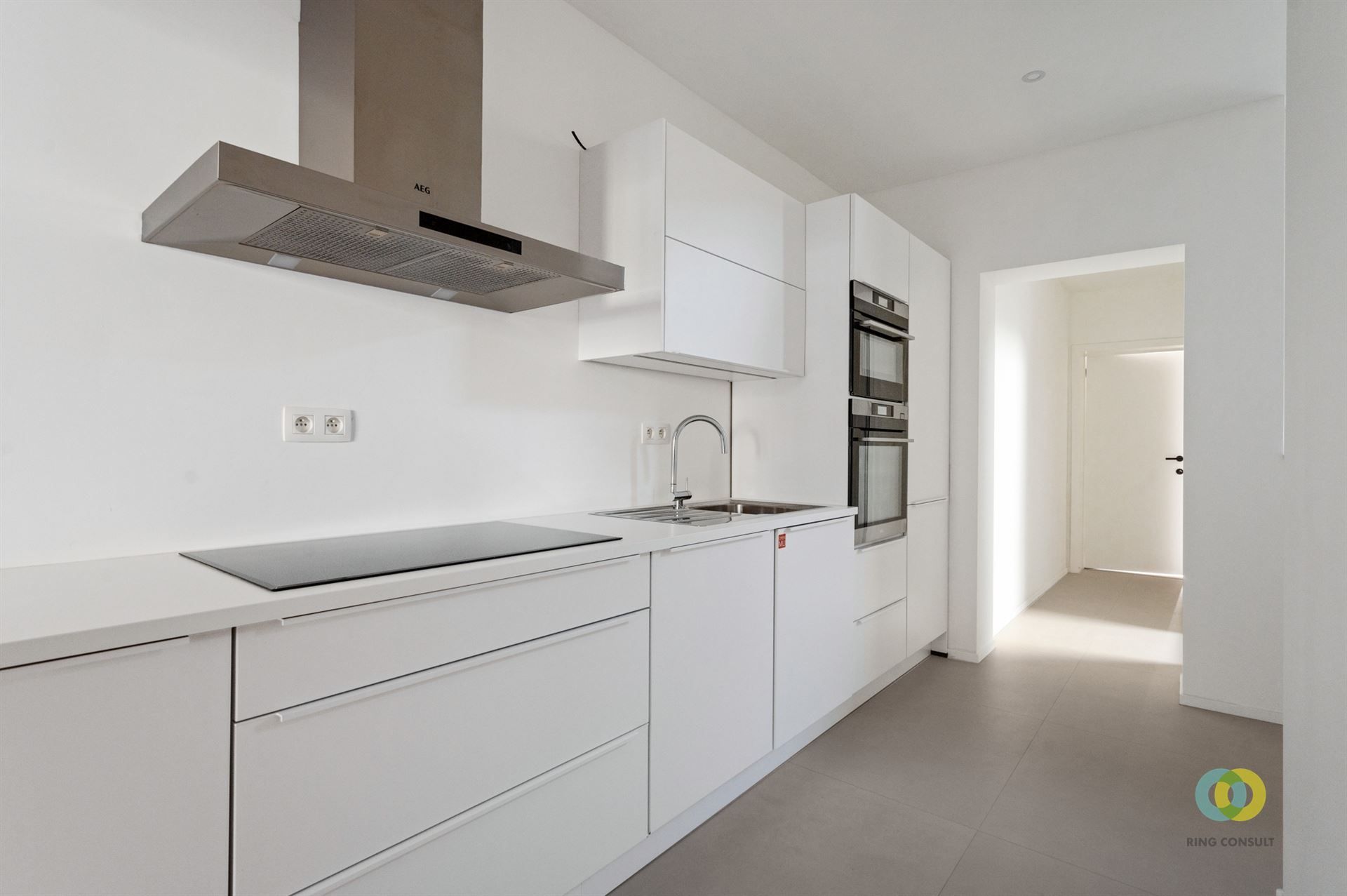 Gerenoveerd appartement met twee slaapkamers foto 3