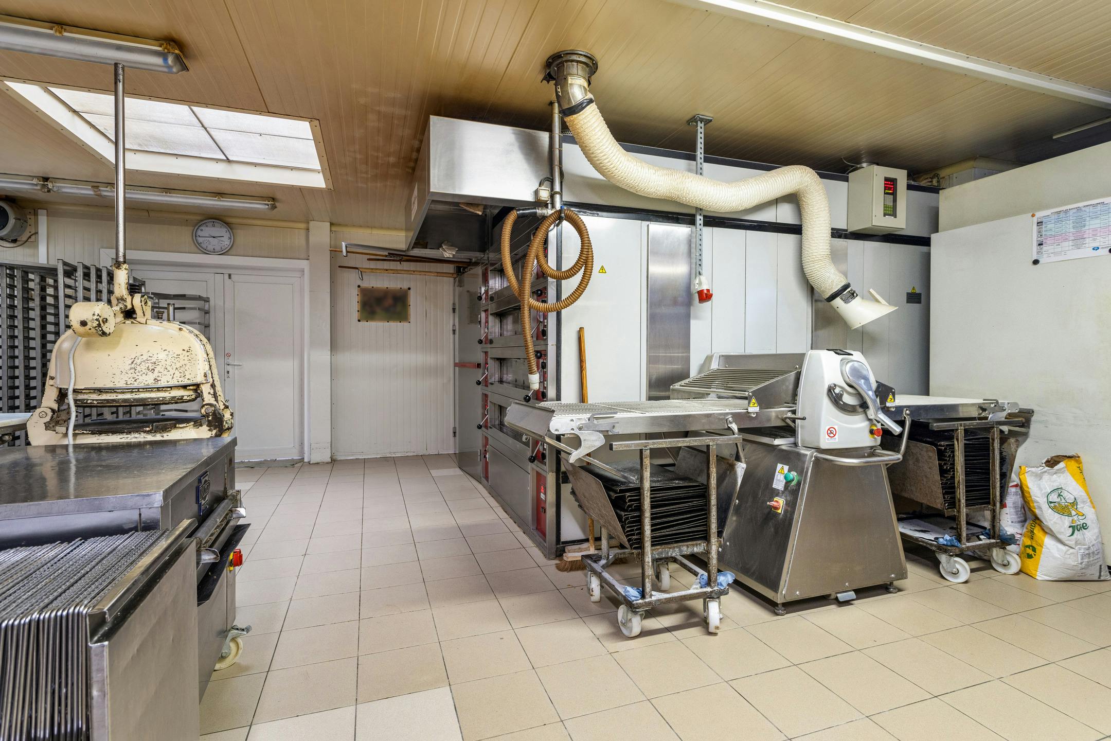 Centrumwoning met handelsruimte te koop in Beveren-Leie foto 14