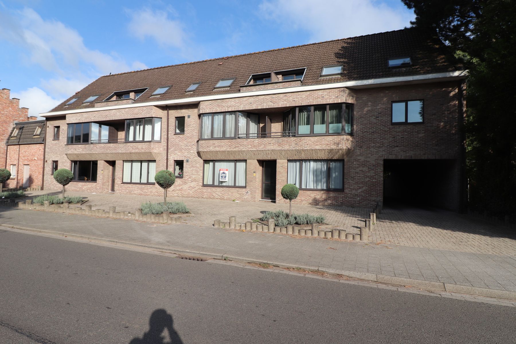 Een instapklaar appartement op de benedenverdieping links van de rechter ingang - met terras en garage. foto 1