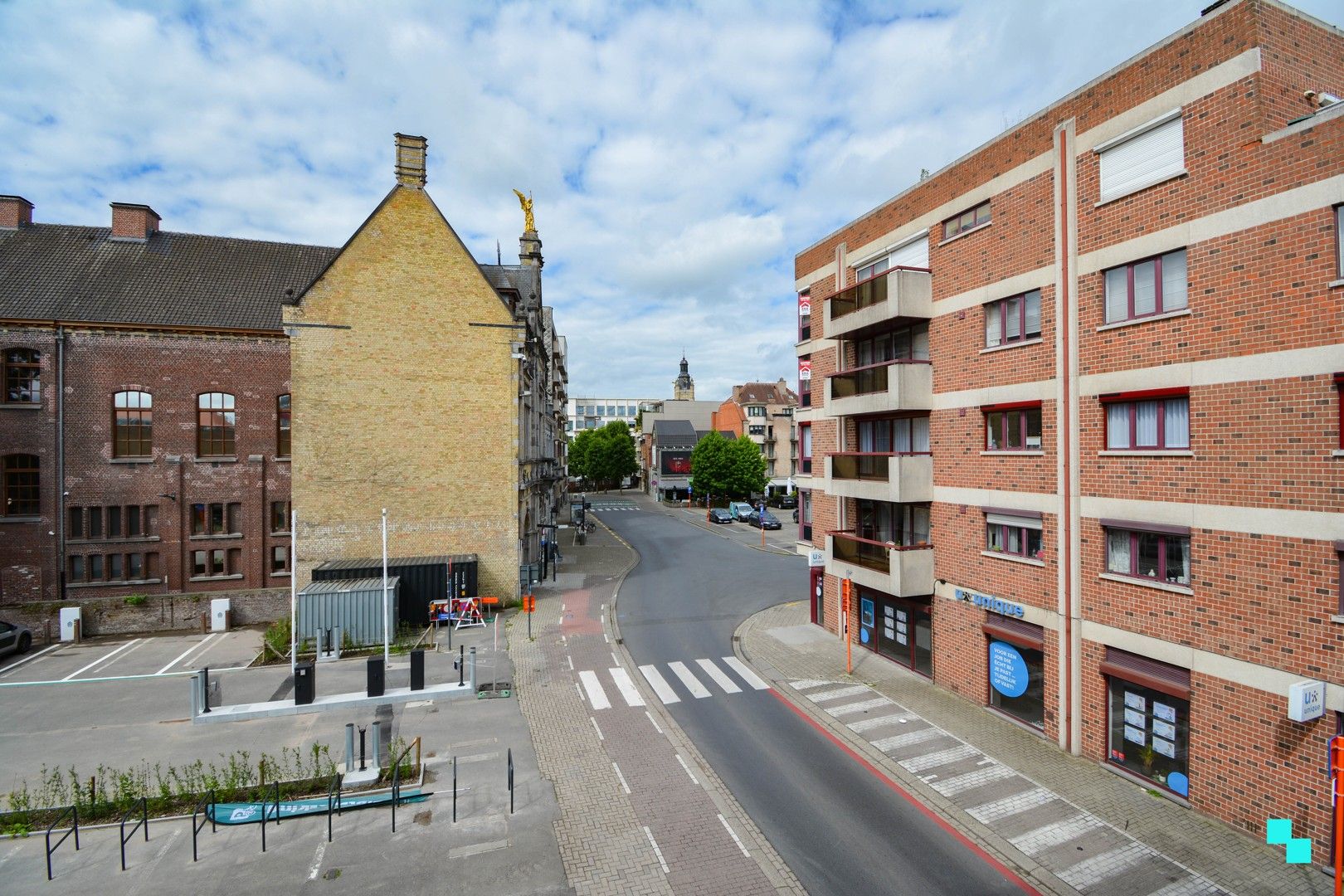 Gerenoveerd hoekappartement met garagebox te Roeselare foto 8