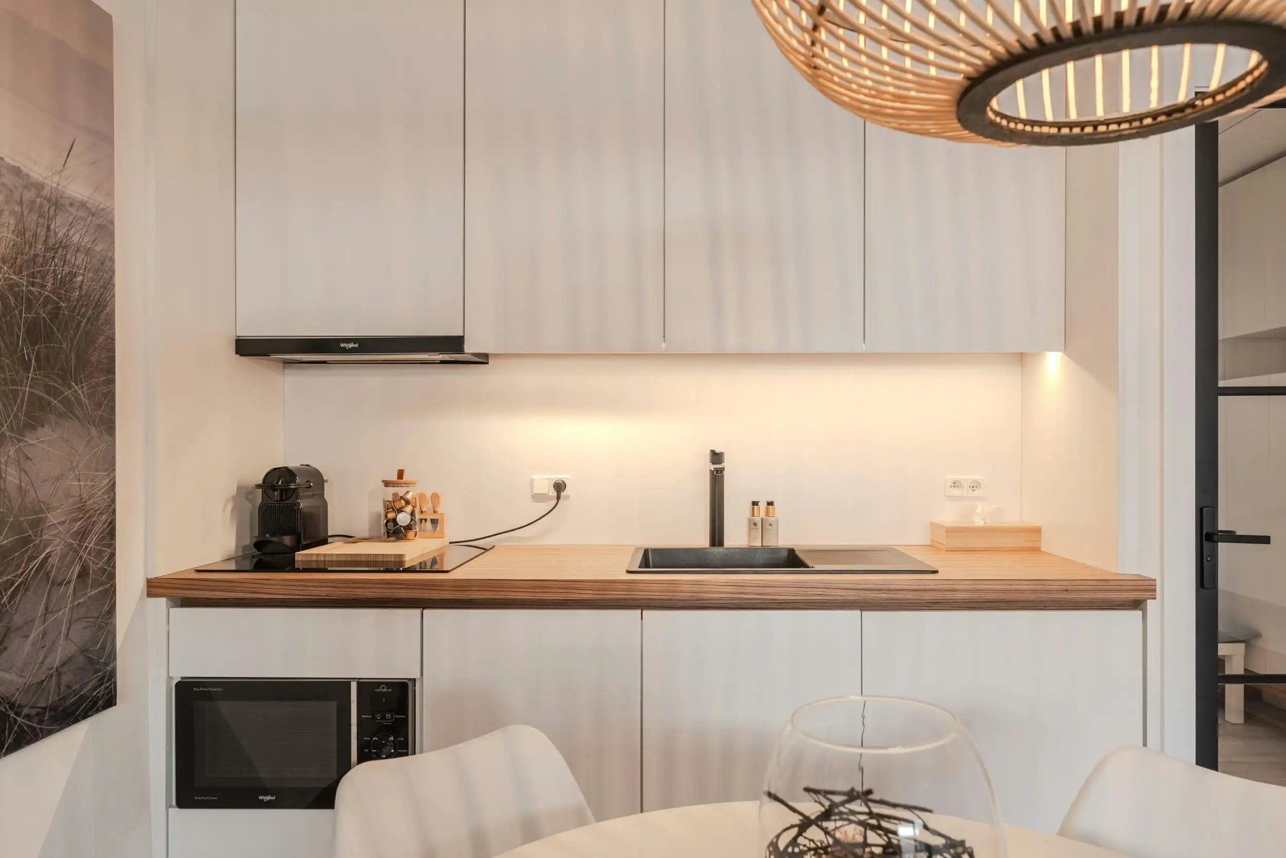 Prachtig gerenoveerde studio met slaaphoek en terras foto 3