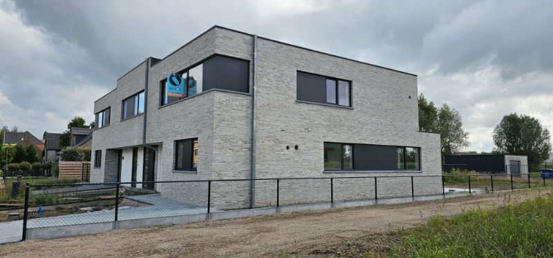 Ontdek deze moderne en ruime nieuwbouwwoning gelegen in het hart van Zelzate. foto 2